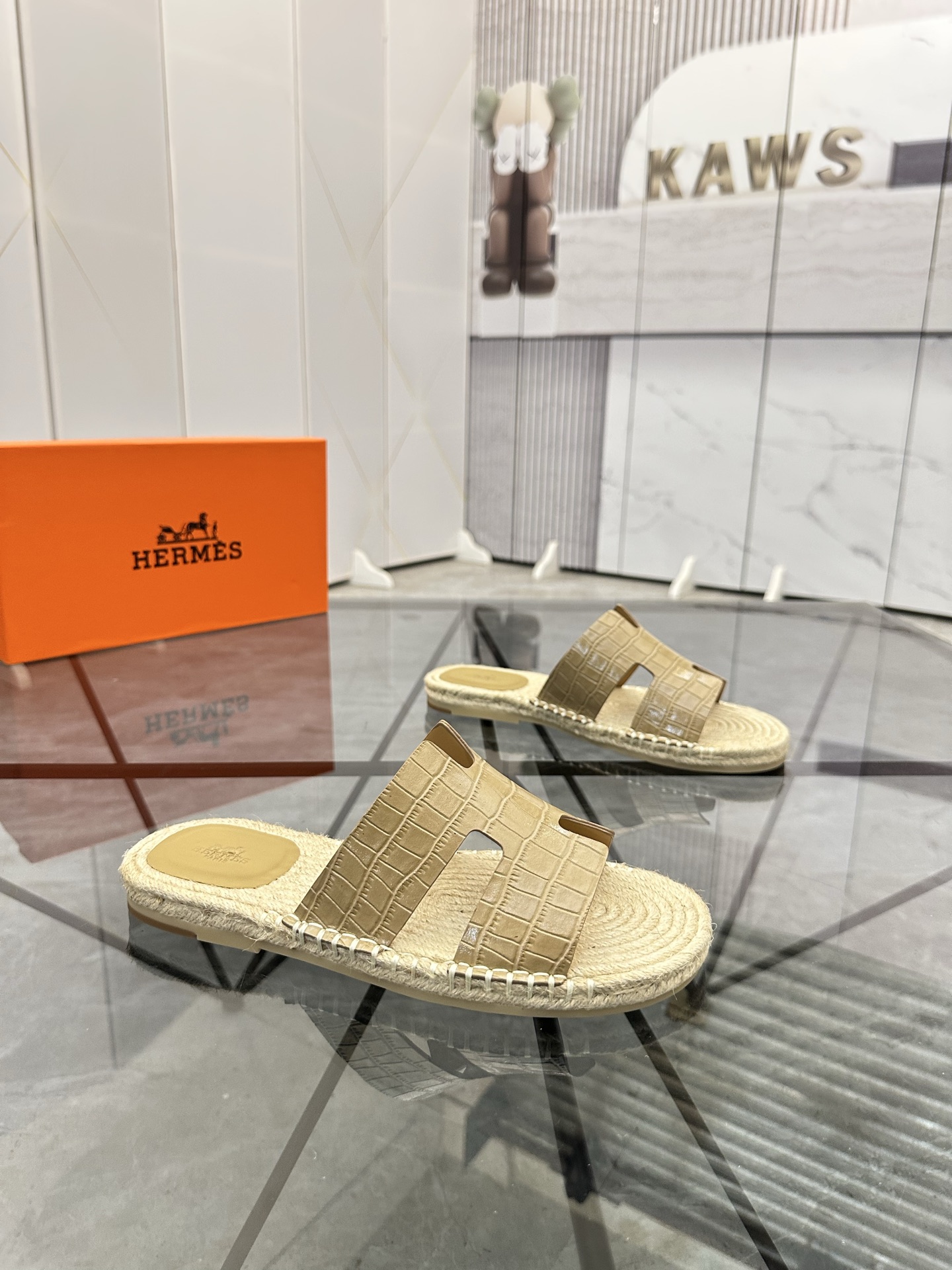 Precio: P140 Marca: Hermes* zapatillas Talla: 38-44(37.45.46.47) Material: Parte superior de piel de