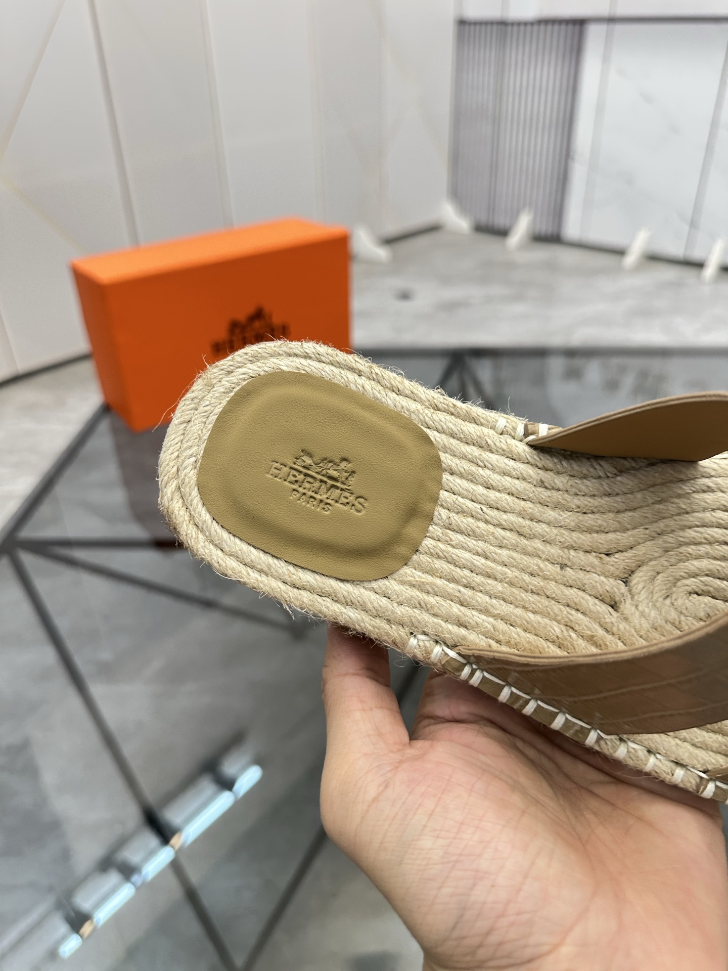 Precio: P140 Marca: Hermes* zapatillas Talla: 38-44(37.45.46.47) Material: Parte superior de piel de
