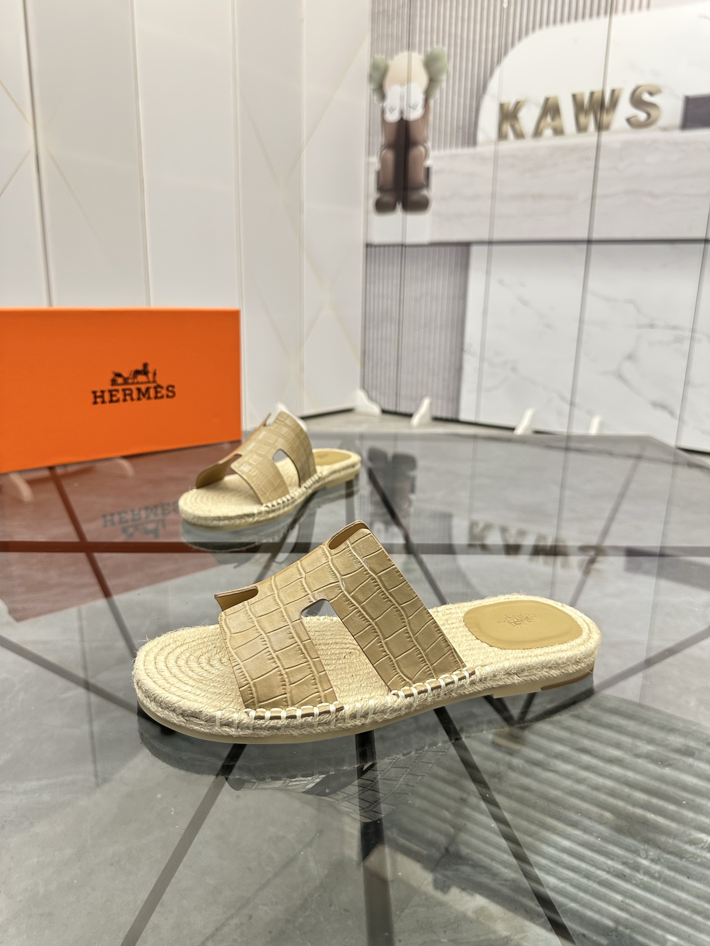 Precio: P140 Marca: Hermes* zapatillas Talla: 38-44(37.45.46.47) Material: Parte superior de piel de