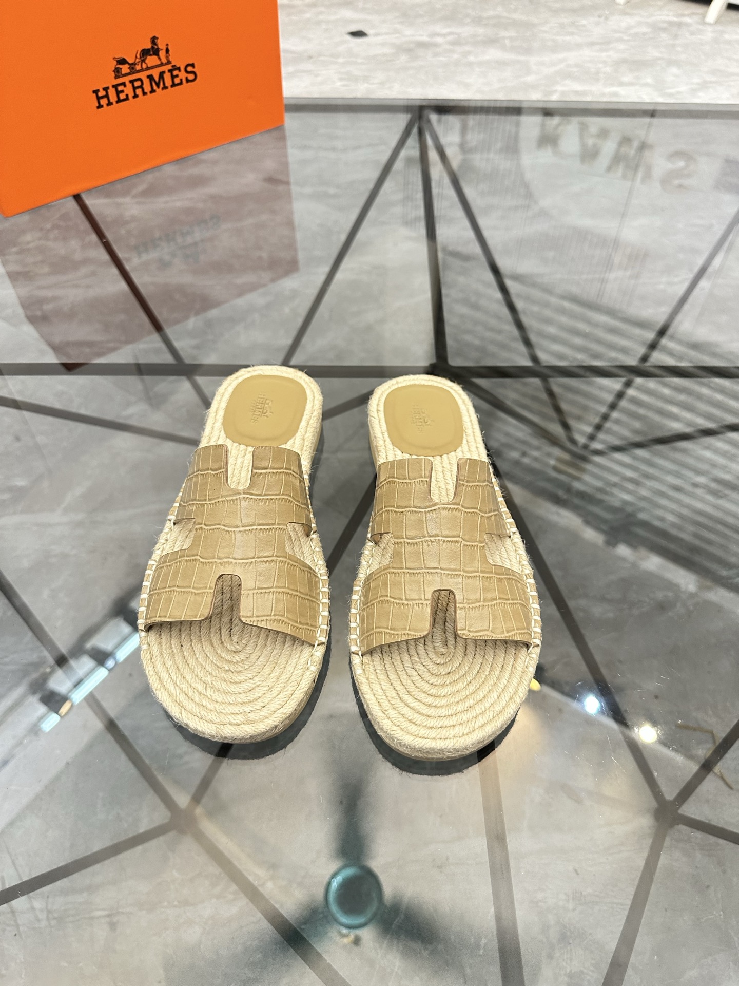 Precio: P140 Marca: Hermes* zapatillas Talla: 38-44(37.45.46.47) Material: Parte superior de piel de