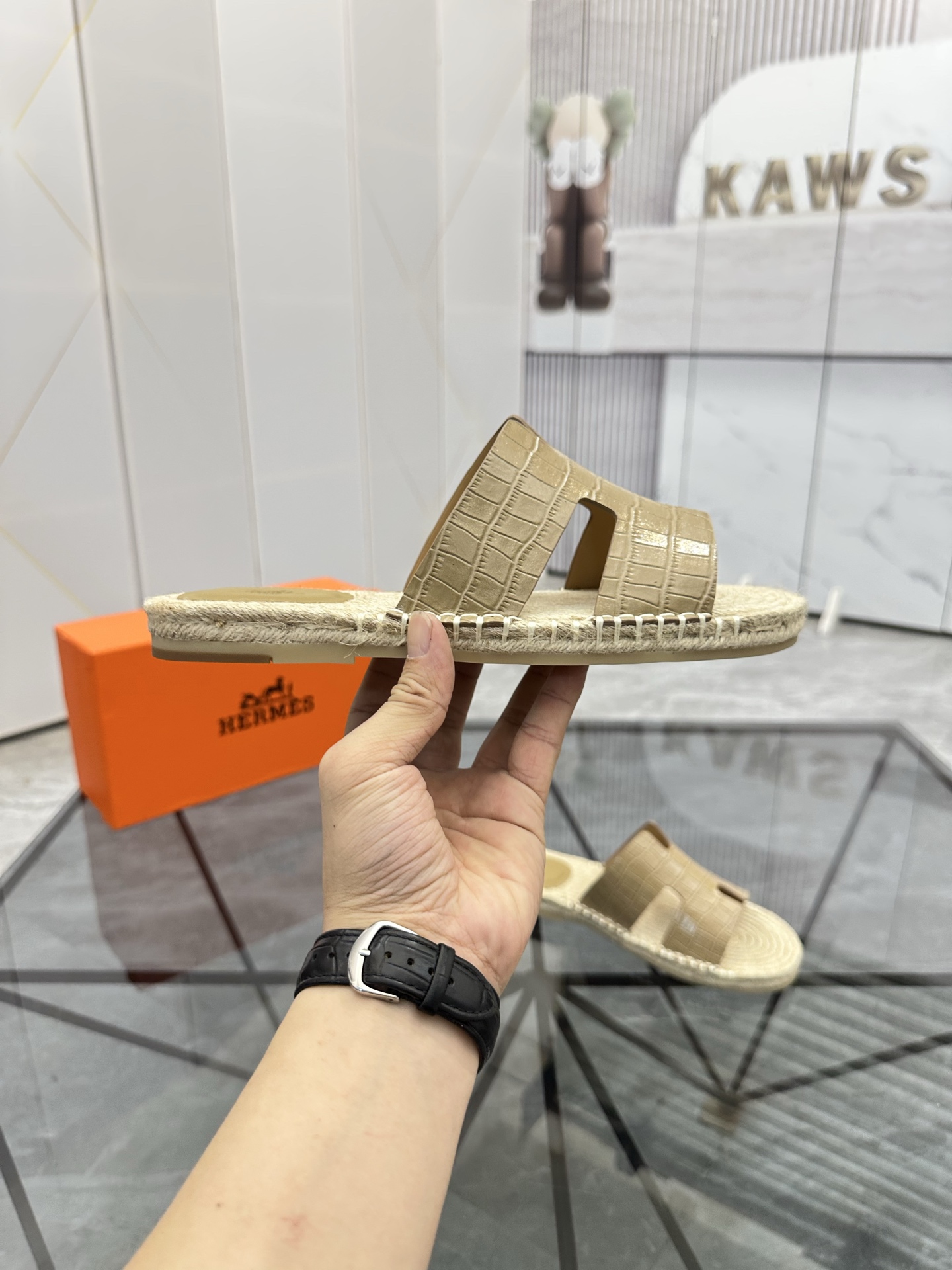 Precio: P140 Marca: Hermes* zapatillas Talla: 38-44(37.45.46.47) Material: Parte superior de piel de