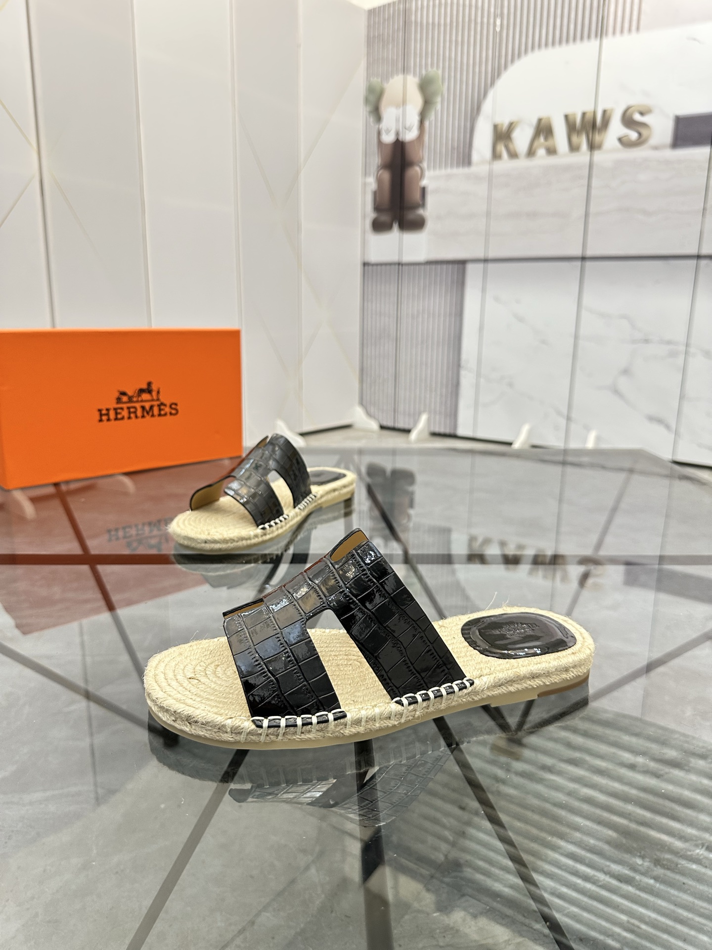 Precio: P140 Marca: Hermes* zapatillas Talla: 38-44(37.45.46.47) Material: Parte superior de piel de