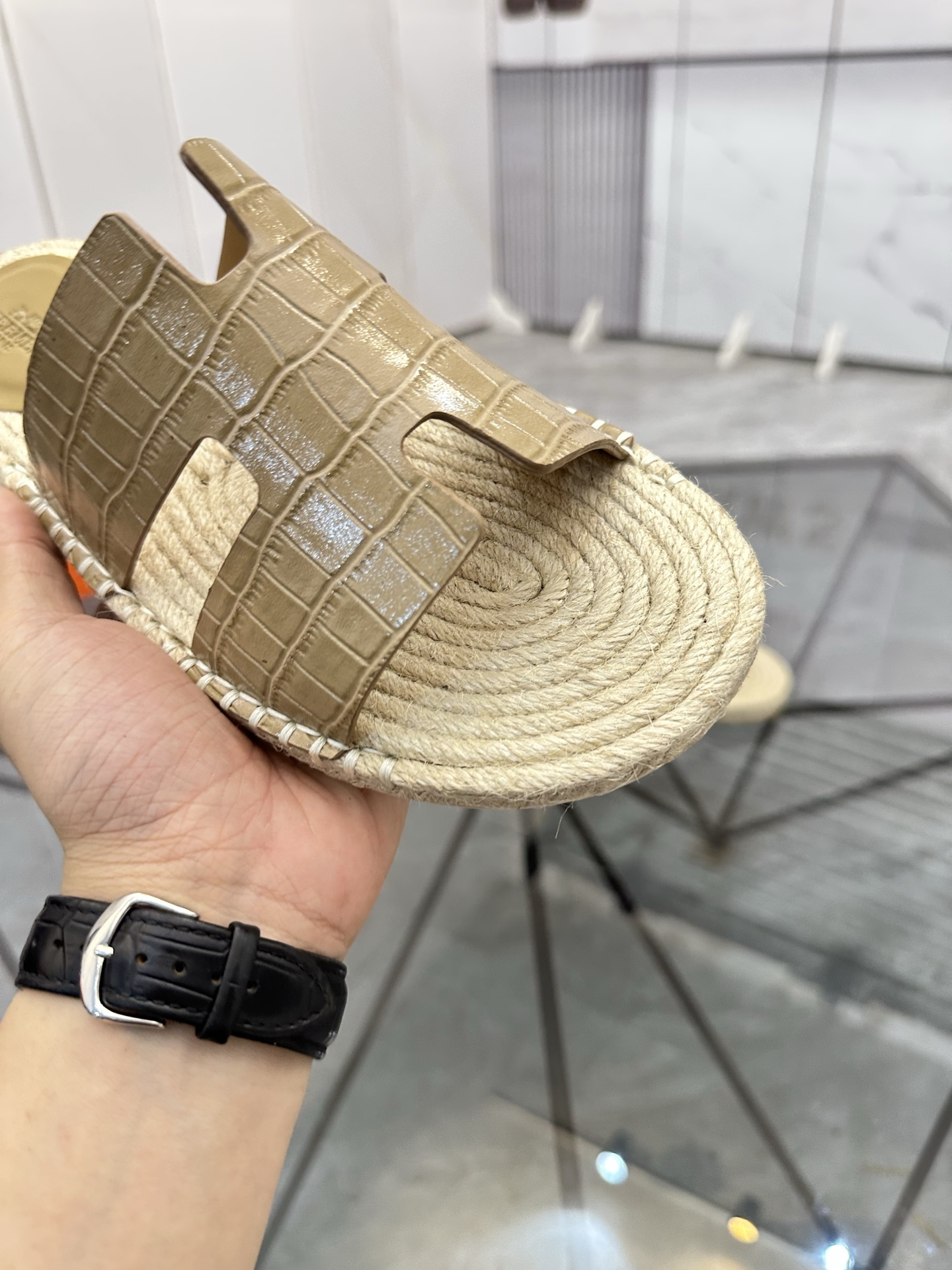 Precio: P140 Marca: Hermes* zapatillas Talla: 38-44(37.45.46.47) Material: Parte superior de piel de