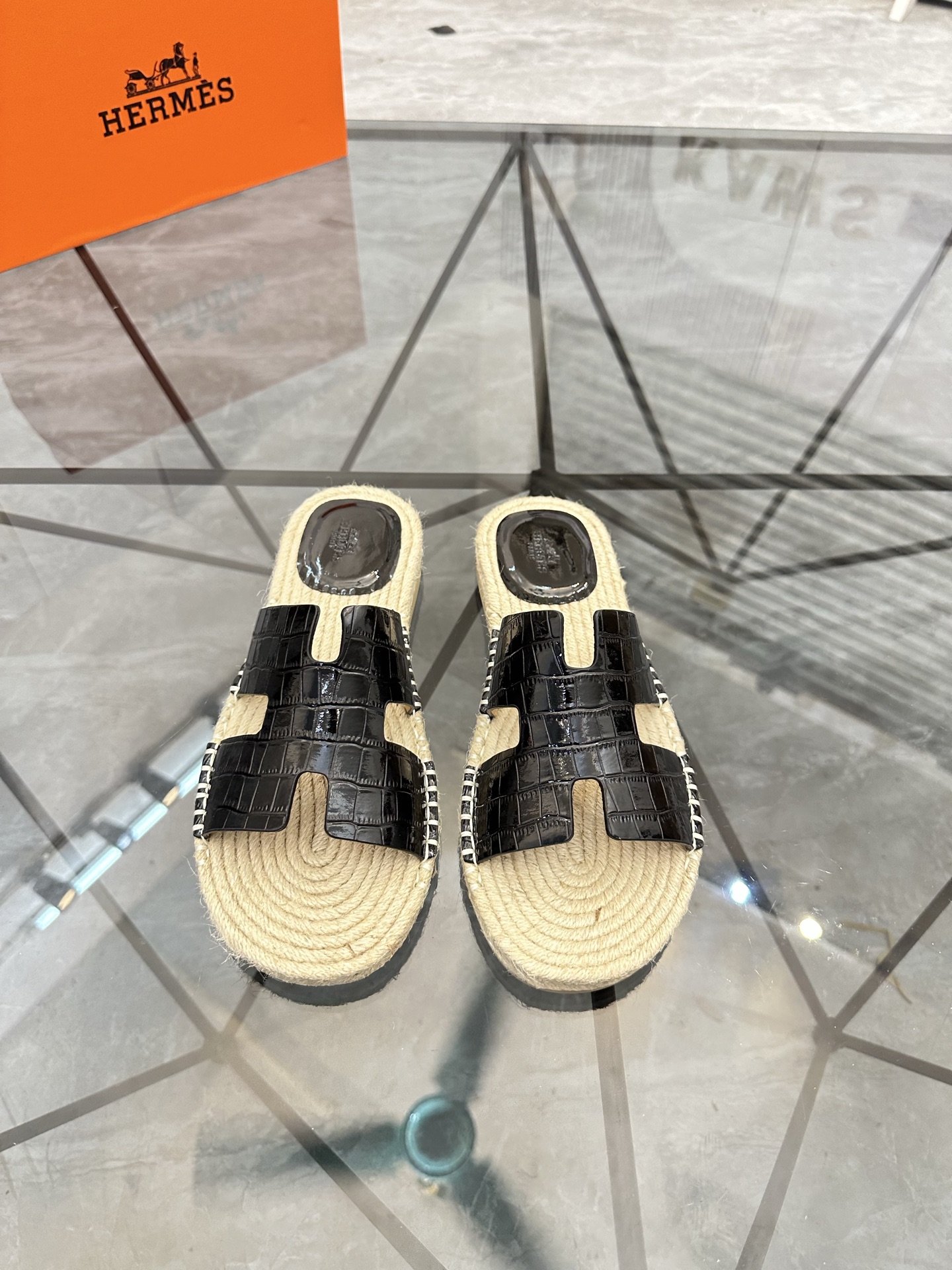 Precio: P140 Marca: Hermes* zapatillas Talla: 38-44(37.45.46.47) Material: Parte superior de piel de