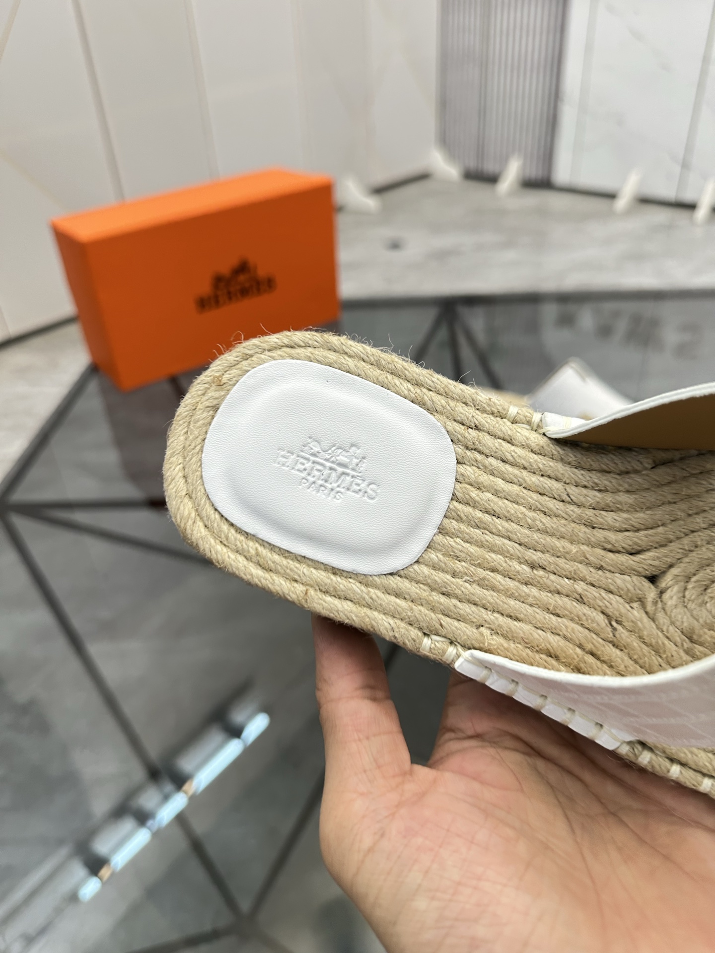 Precio: P140 Marca: Hermes* zapatillas Talla: 38-44(37.45.46.47) Material: Parte superior de piel de