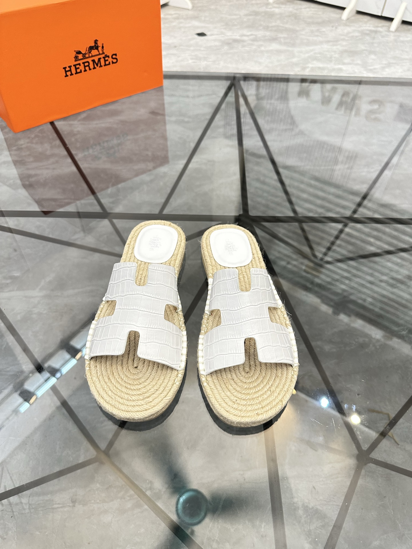 Precio: P140 Marca: Hermes* zapatillas Talla: 38-44(37.45.46.47) Material: Parte superior de piel de