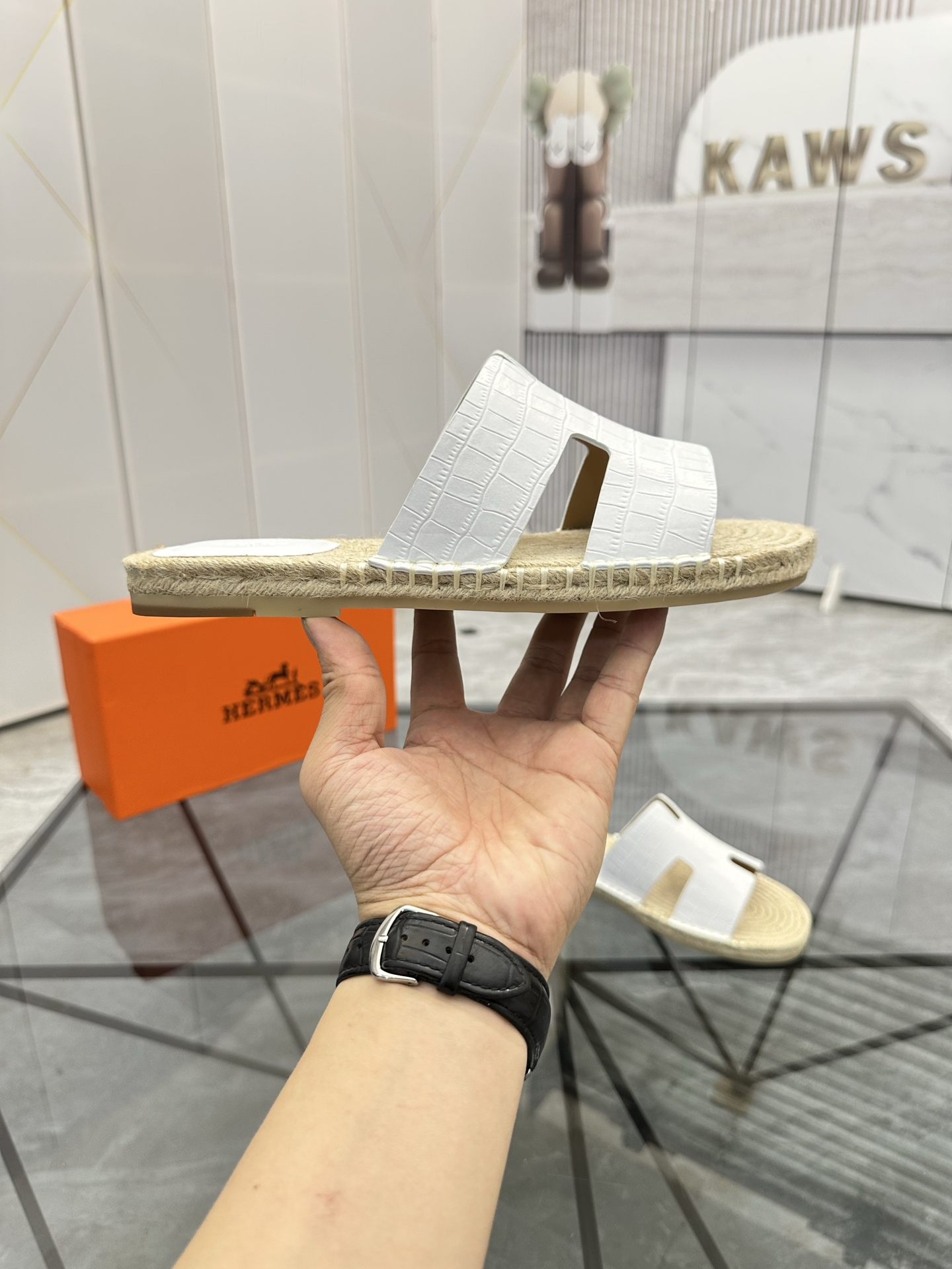 Precio: P140 Marca: Hermes* zapatillas Talla: 38-44(37.45.46.47) Material: Parte superior de piel de