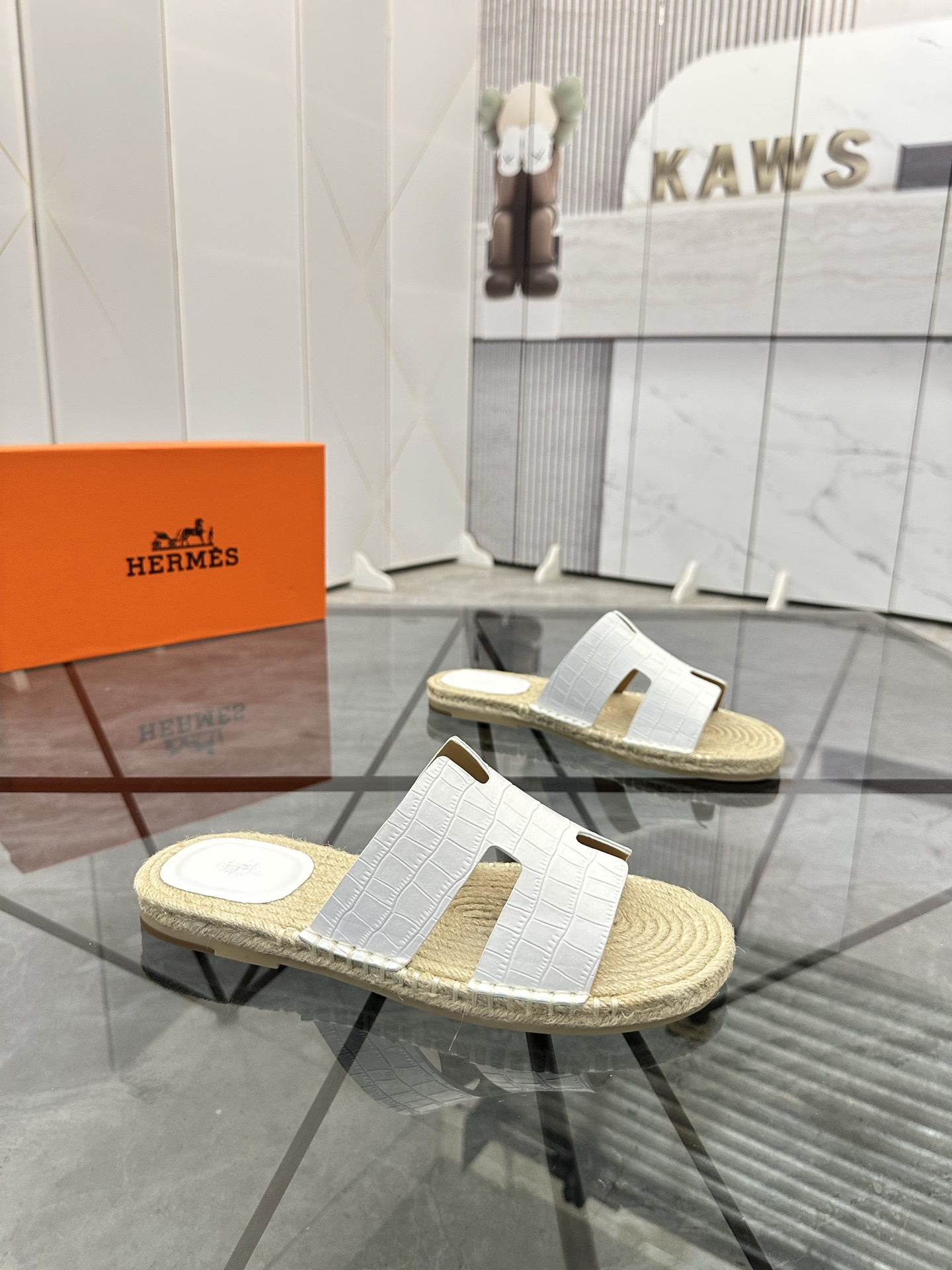 Precio: P140 Marca: Hermes* zapatillas Talla: 38-44(37.45.46.47) Material: Parte superior de piel de