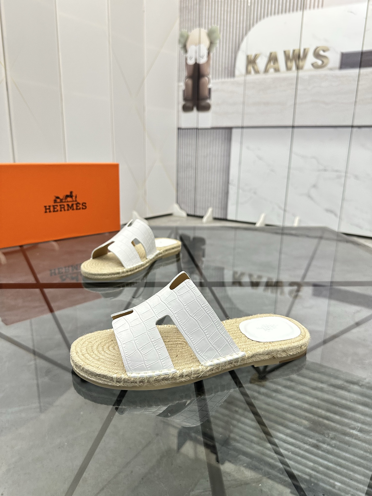 Precio: P140 Marca: Hermes* zapatillas Talla: 38-44(37.45.46.47) Material: Parte superior de piel de