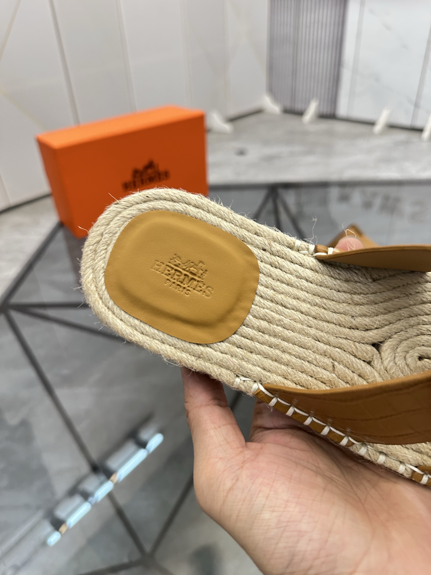 Precio: P140 Marca: Hermes* zapatillas Talla: 38-44(37.45.46.47) Material: Parte superior de piel de