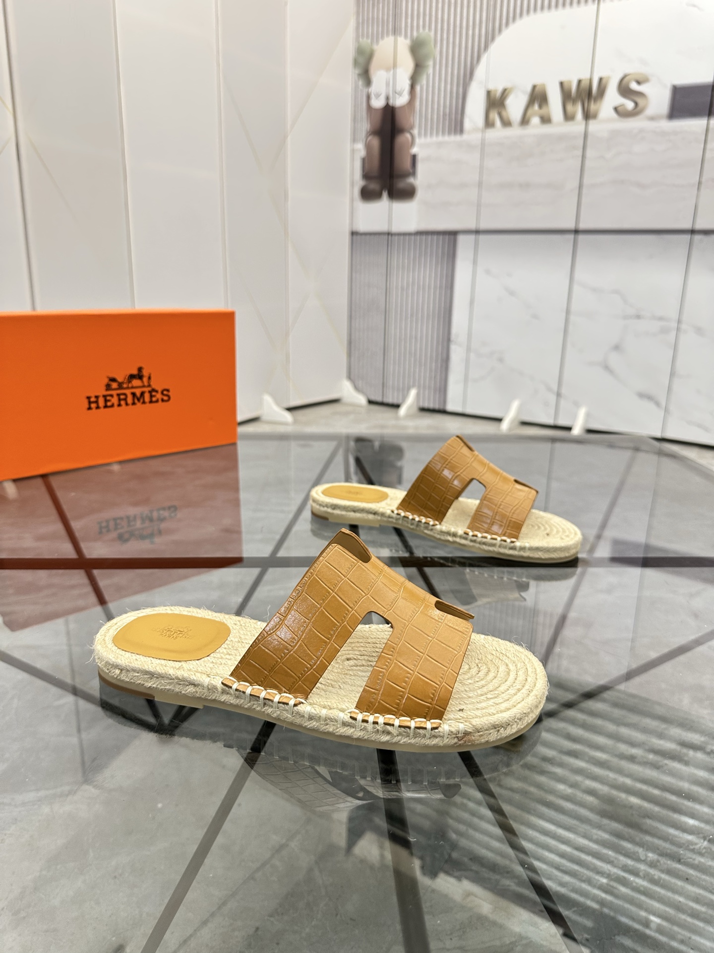Precio: P140 Marca: Hermes* zapatillas Talla: 38-44(37.45.46.47) Material: Parte superior de piel de