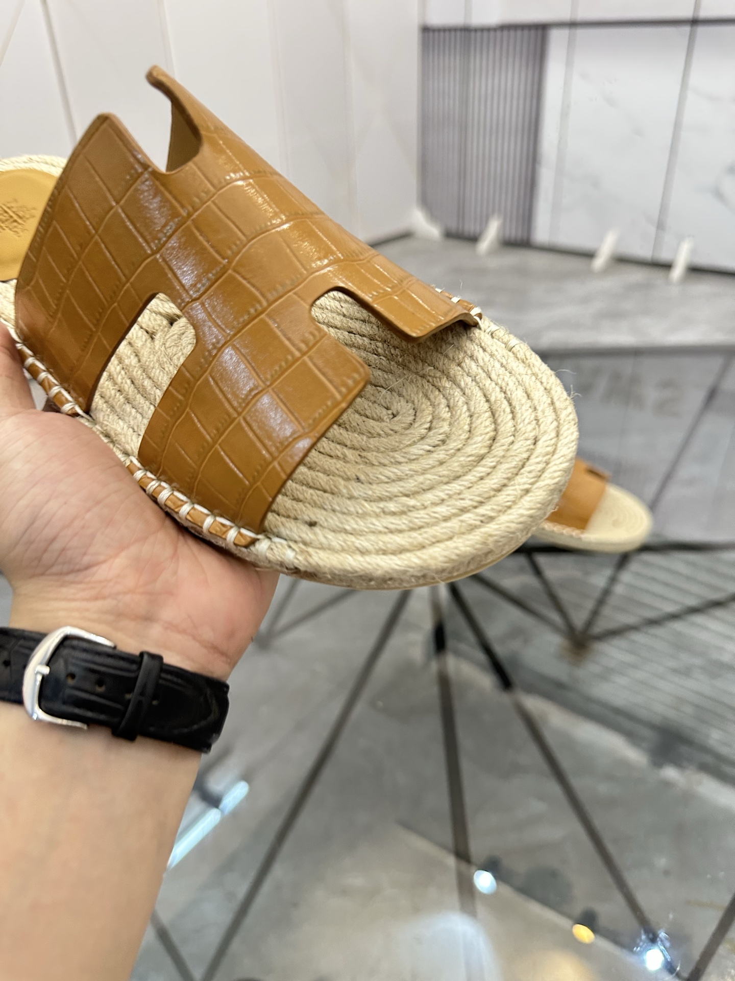 Precio: P140 Marca: Hermes* zapatillas Talla: 38-44(37.45.46.47) Material: Parte superior de piel de