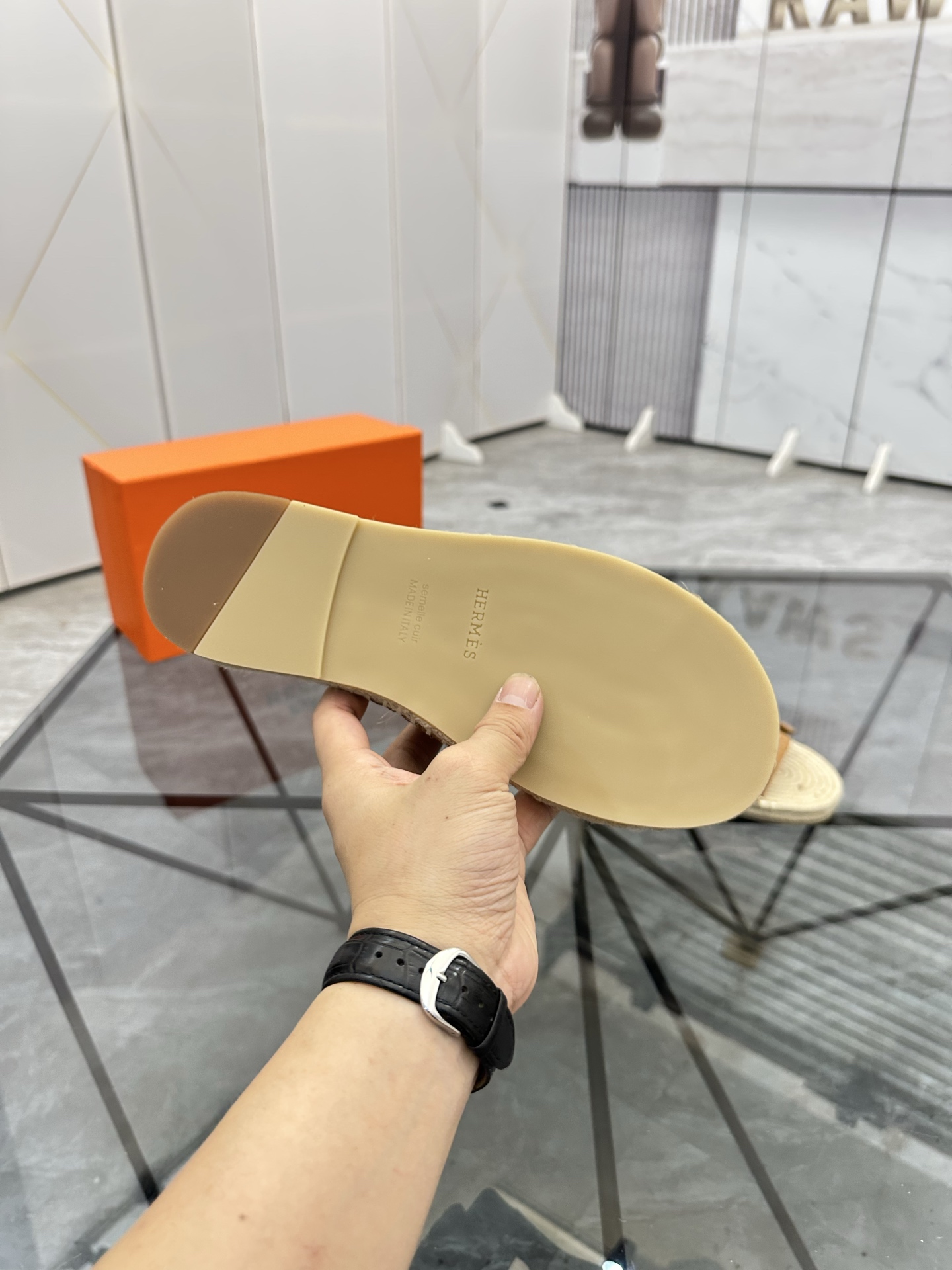 Precio: P140 Marca: Hermes* zapatillas Talla: 38-44(37.45.46.47) Material: Parte superior de piel de
