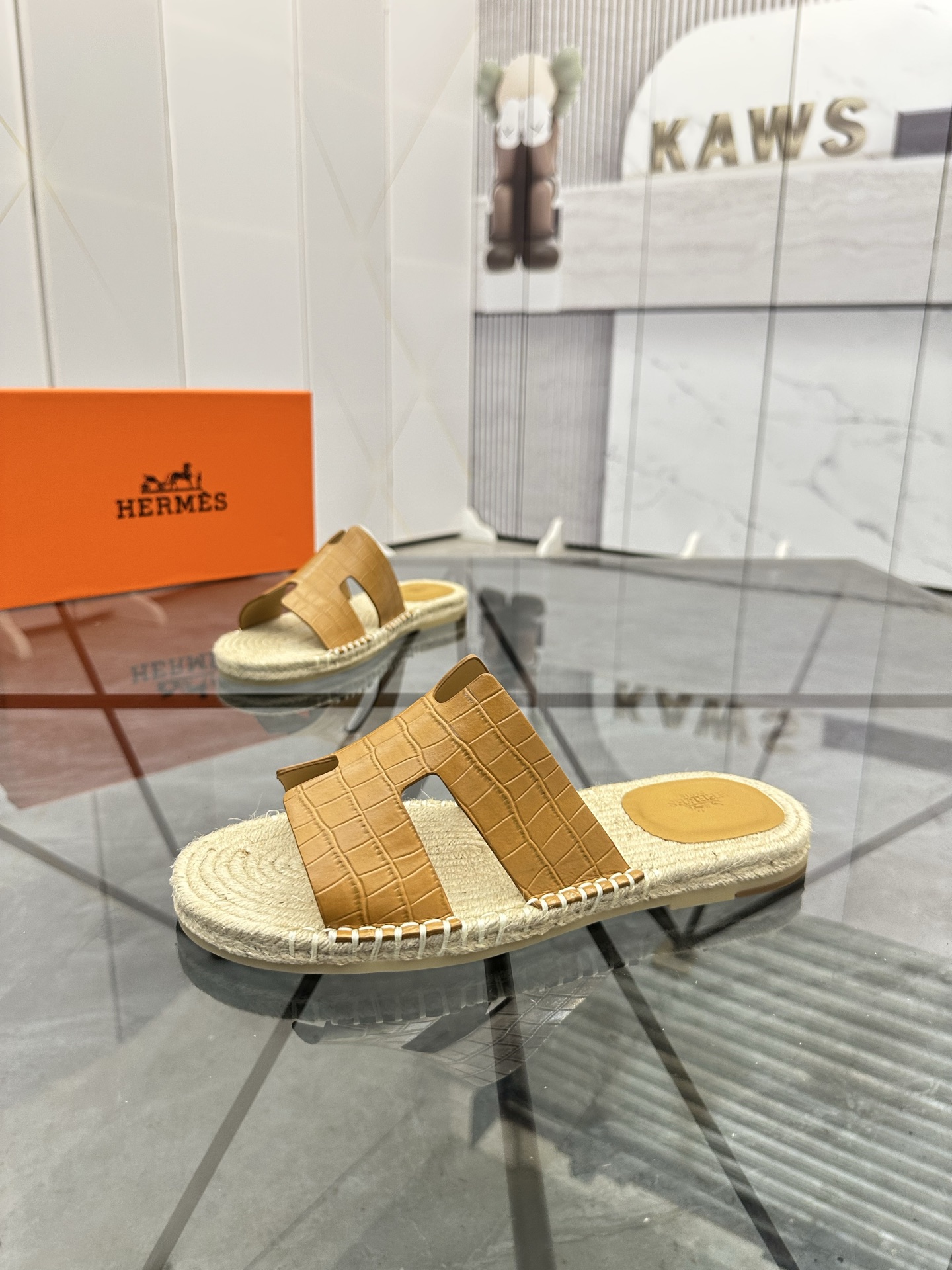 Precio: P140 Marca: Hermes* zapatillas Talla: 38-44(37.45.46.47) Material: Parte superior de piel de