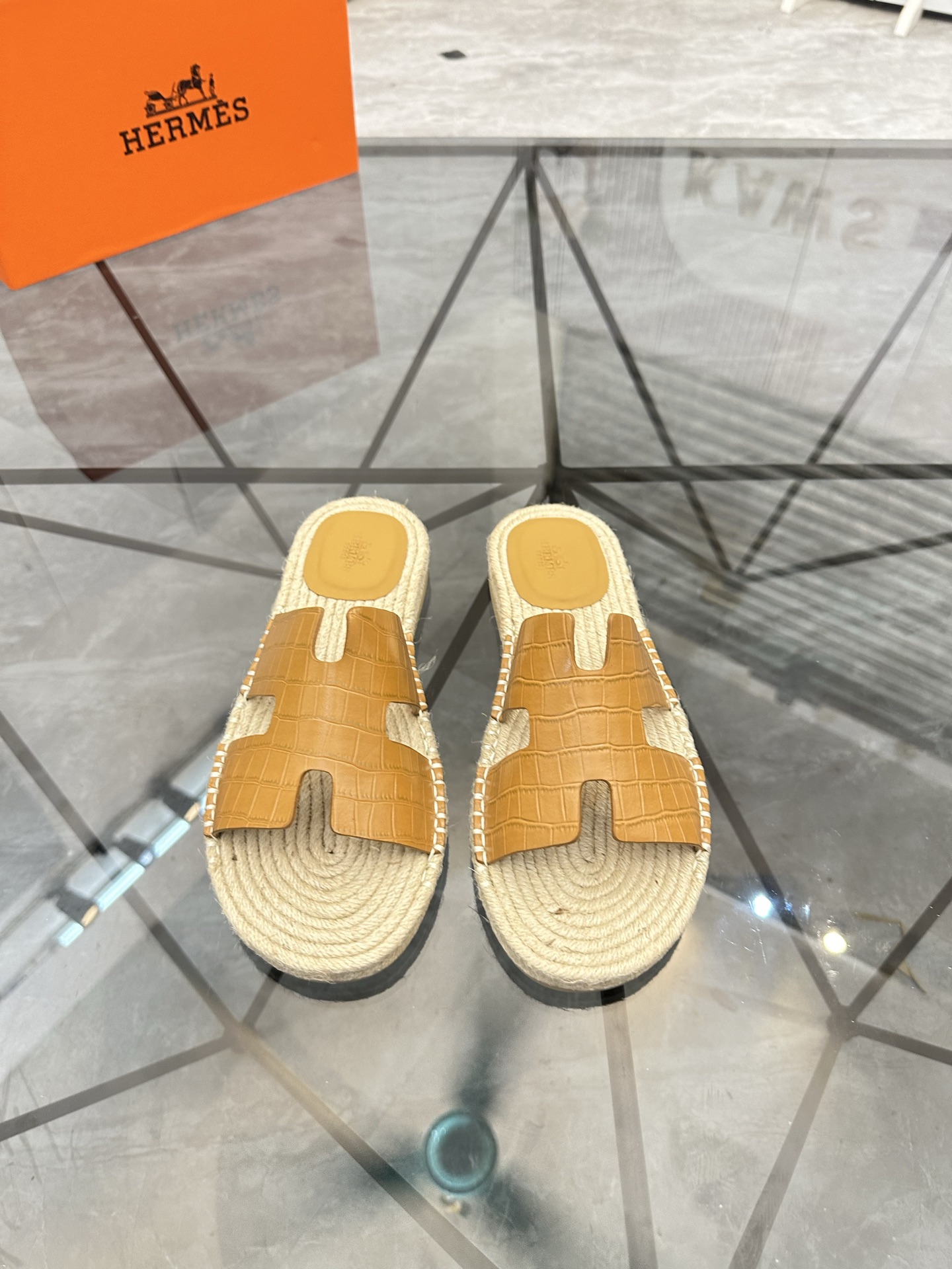 Precio: P140 Marca: Hermes* zapatillas Talla: 38-44(37.45.46.47) Material: Parte superior de piel de