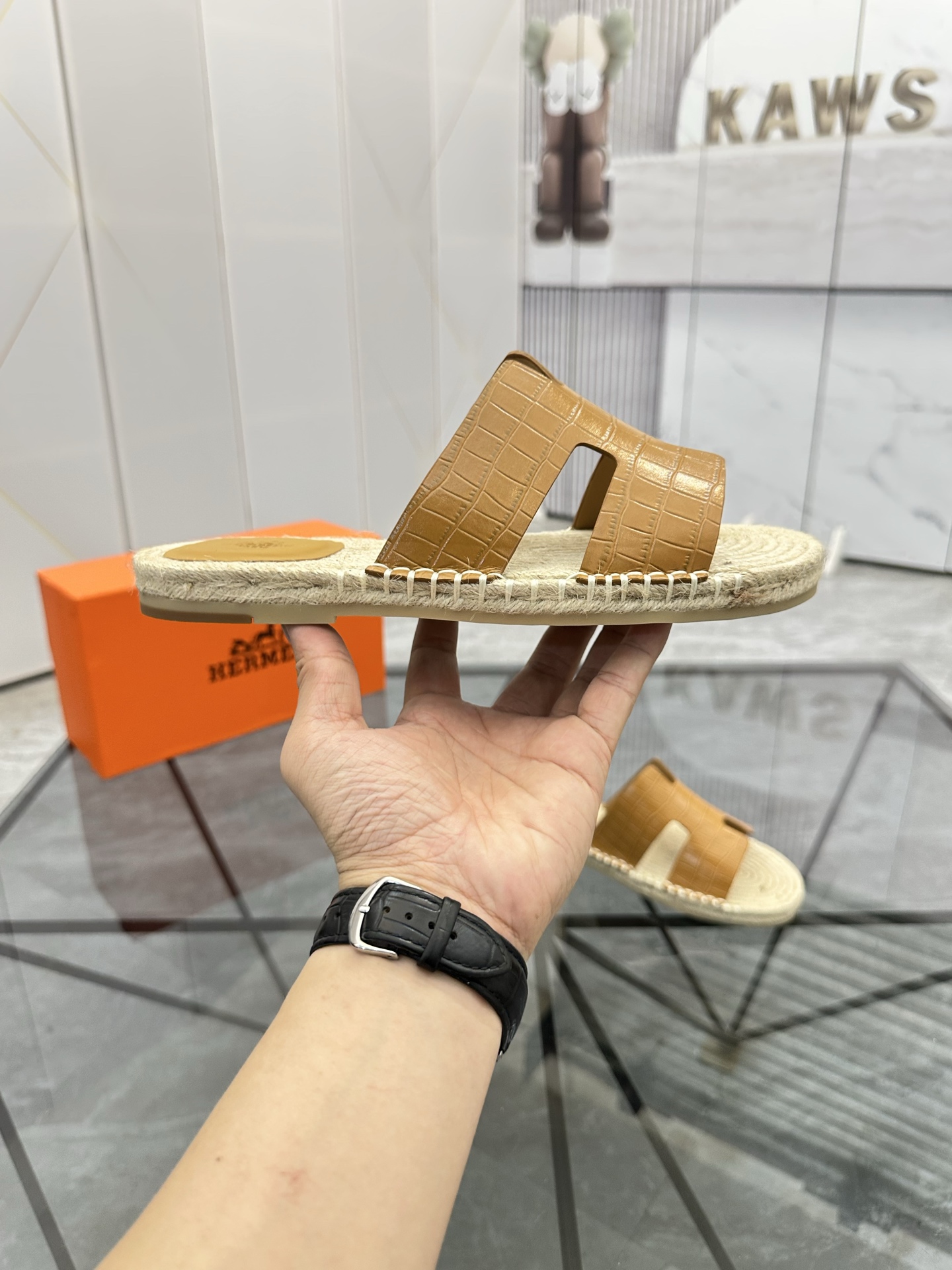 Precio: P140 Marca: Hermes* zapatillas Talla: 38-44(37.45.46.47) Material: Parte superior de piel de