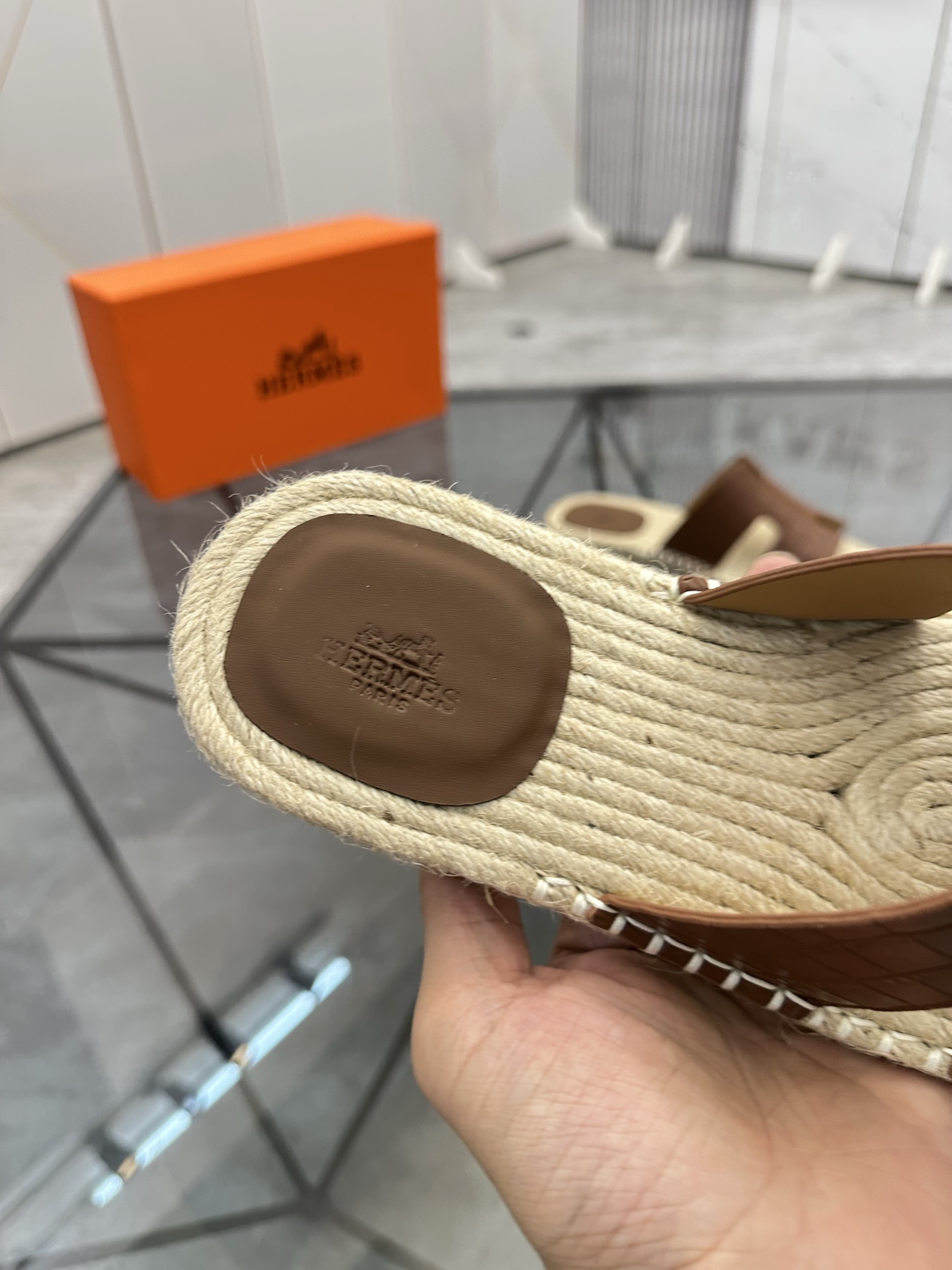 Precio: P140 Marca: Hermes* zapatillas Talla: 38-44(37.45.46.47) Material: Parte superior de piel de