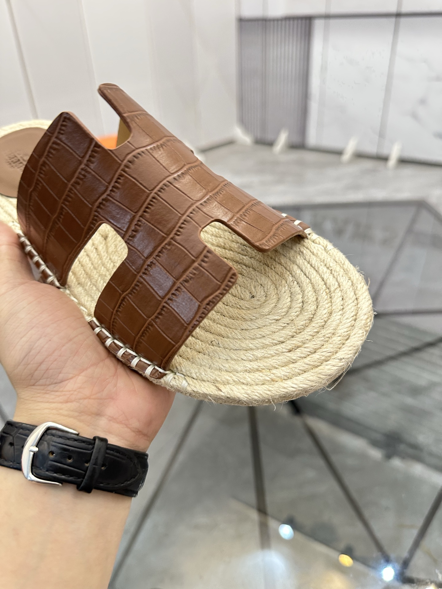 Precio: P140 Marca: Hermes* zapatillas Talla: 38-44(37.45.46.47) Material: Parte superior de piel de