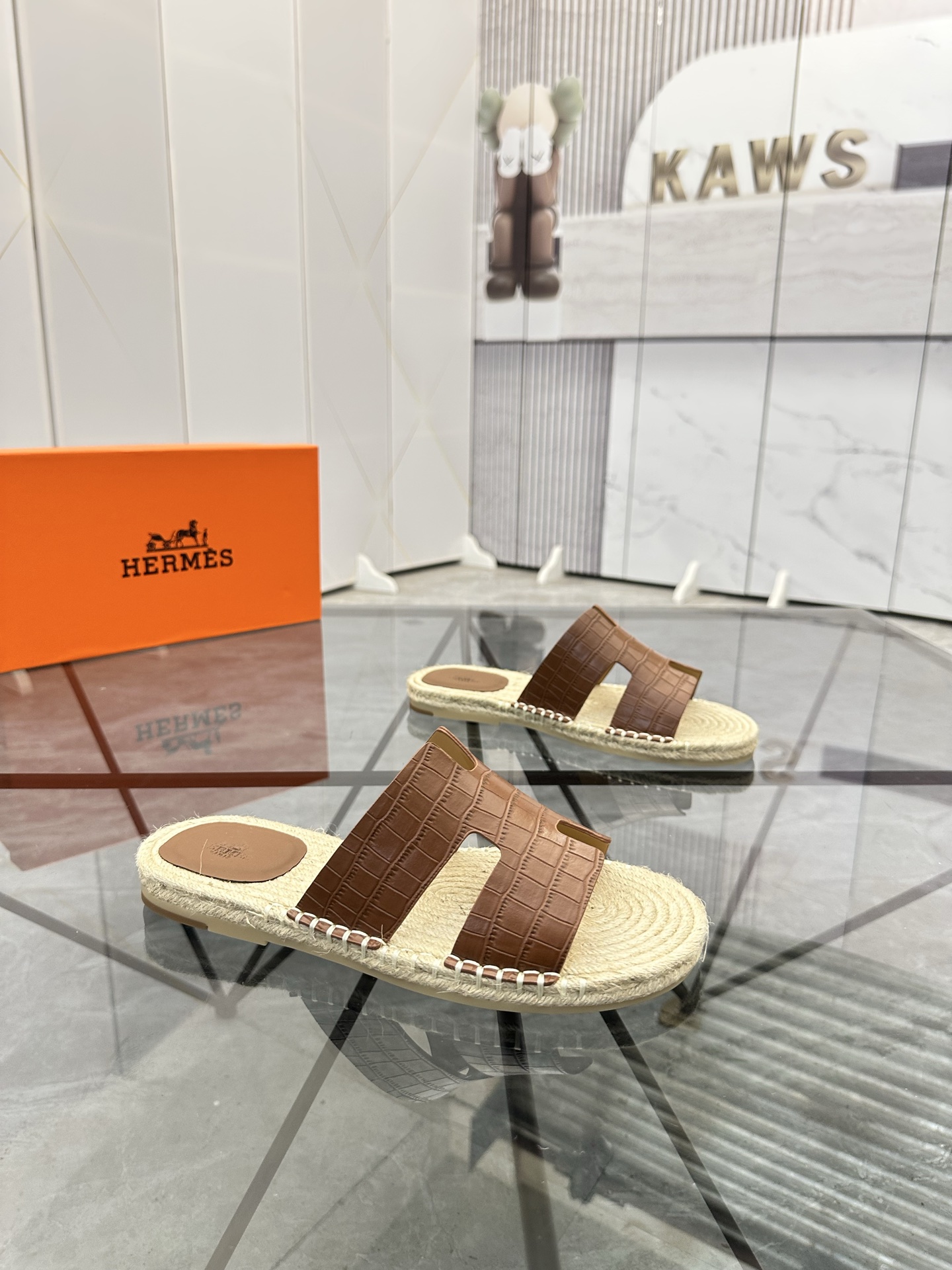 Precio: P140 Marca: Hermes* zapatillas Talla: 38-44(37.45.46.47) Material: Parte superior de piel de