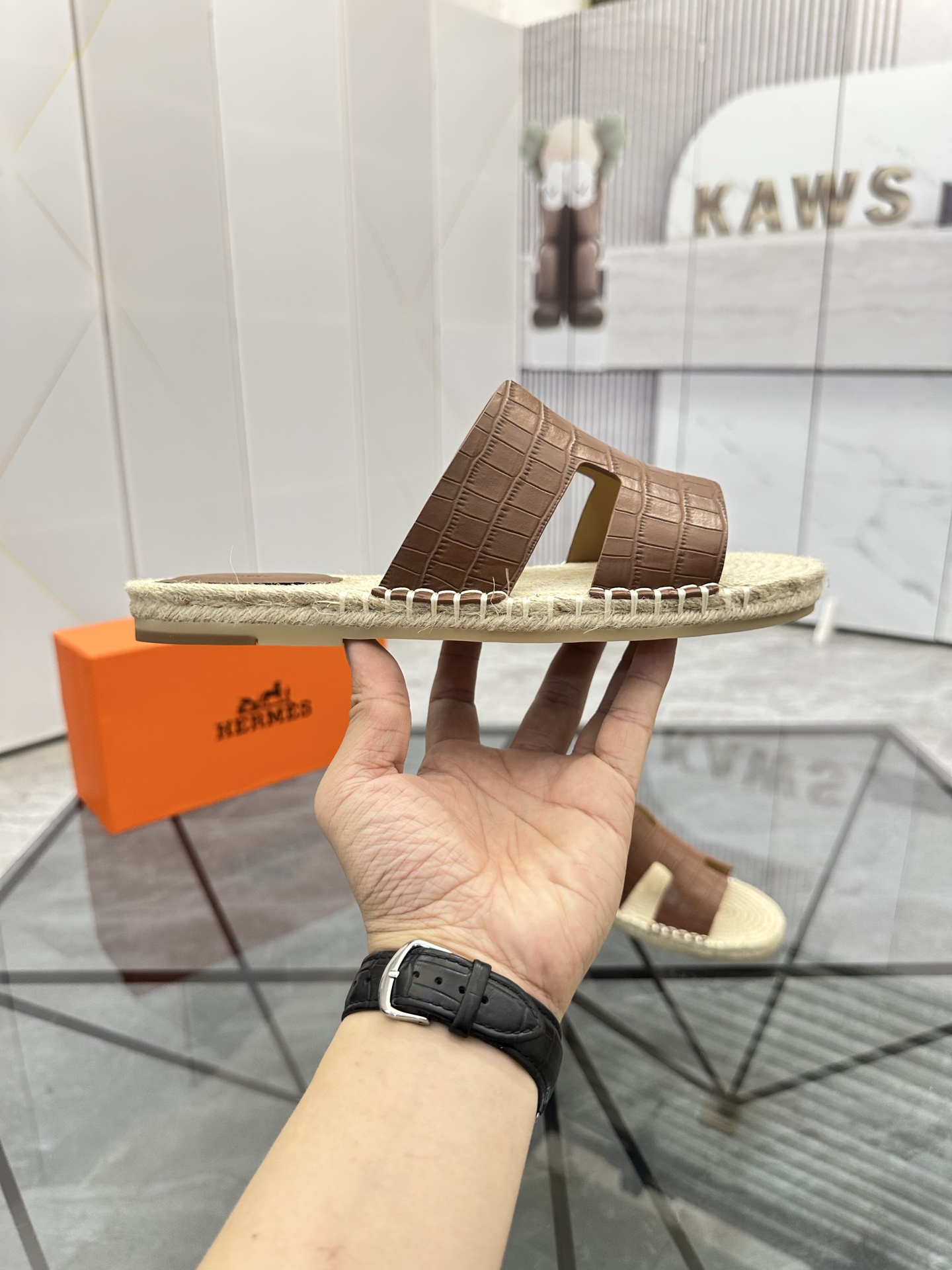 Precio: P140 Marca: Hermes* zapatillas Talla: 38-44(37.45.46.47) Material: Parte superior de piel de