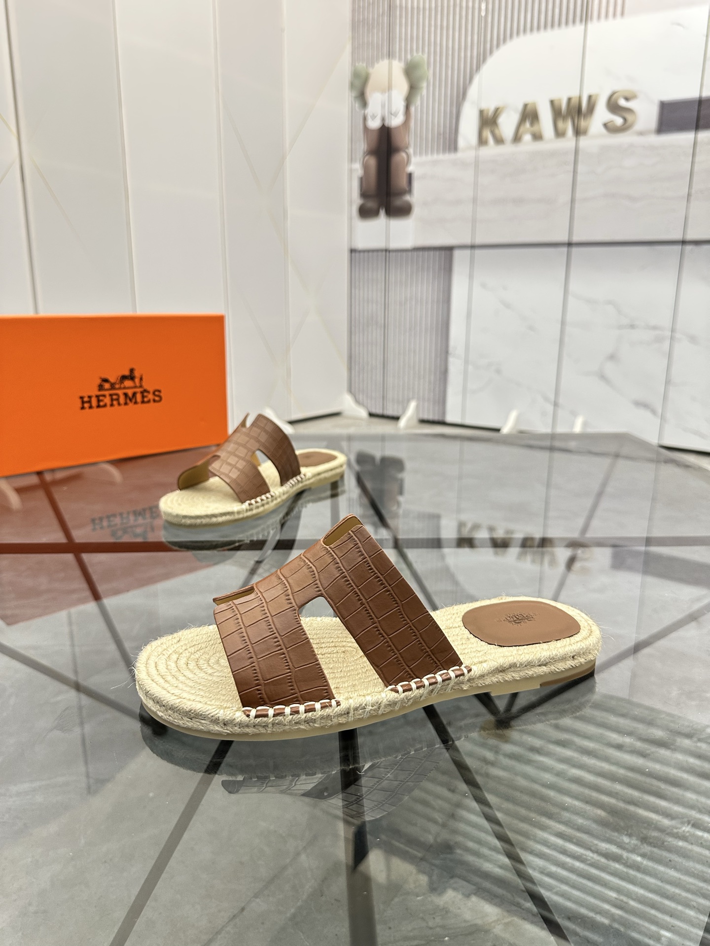 Precio: P140 Marca: Hermes* zapatillas Talla: 38-44(37.45.46.47) Material: Parte superior de piel de