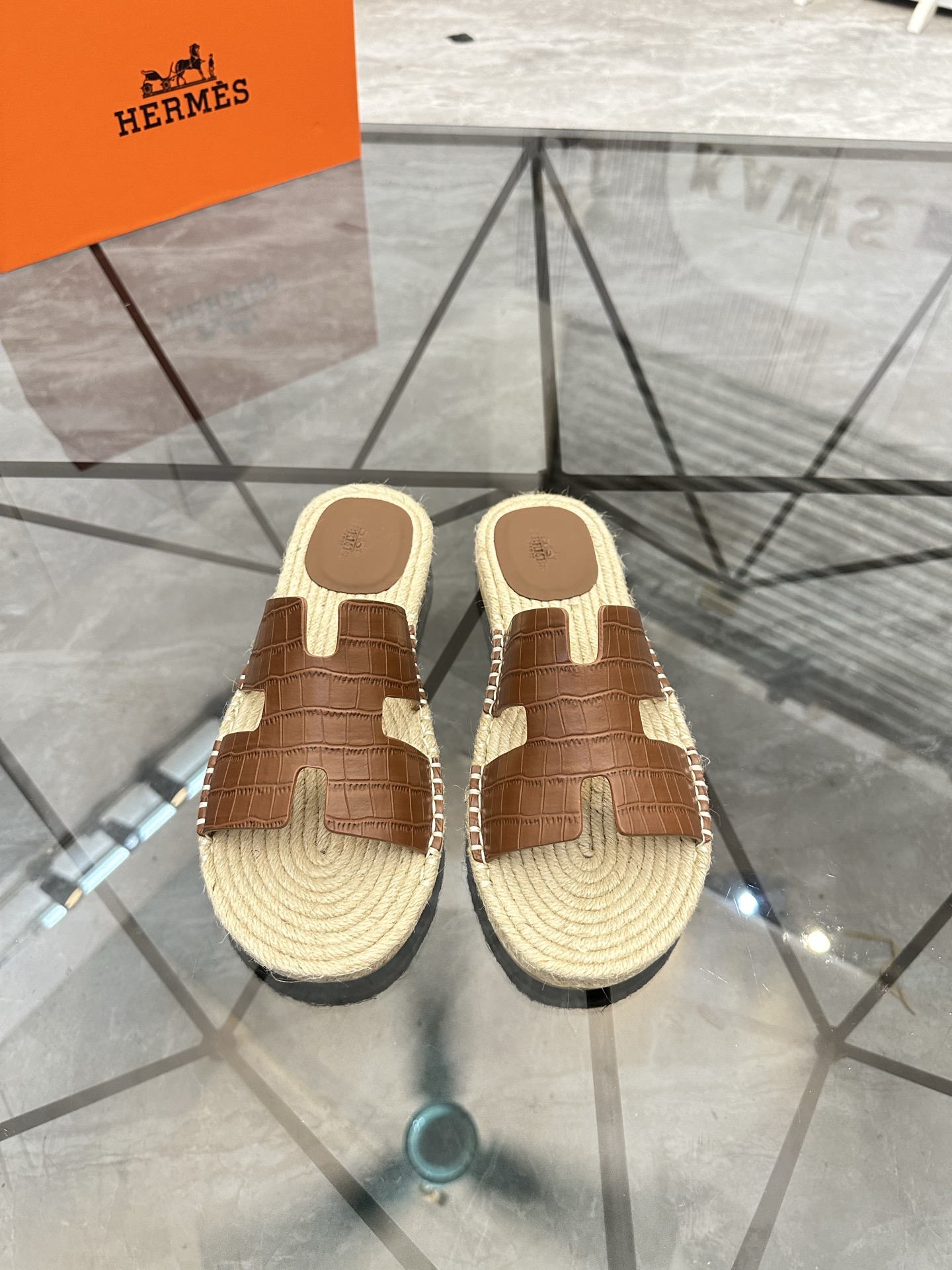 Precio: P140 Marca: Hermes* zapatillas Talla: 38-44(37.45.46.47) Material: Parte superior de piel de