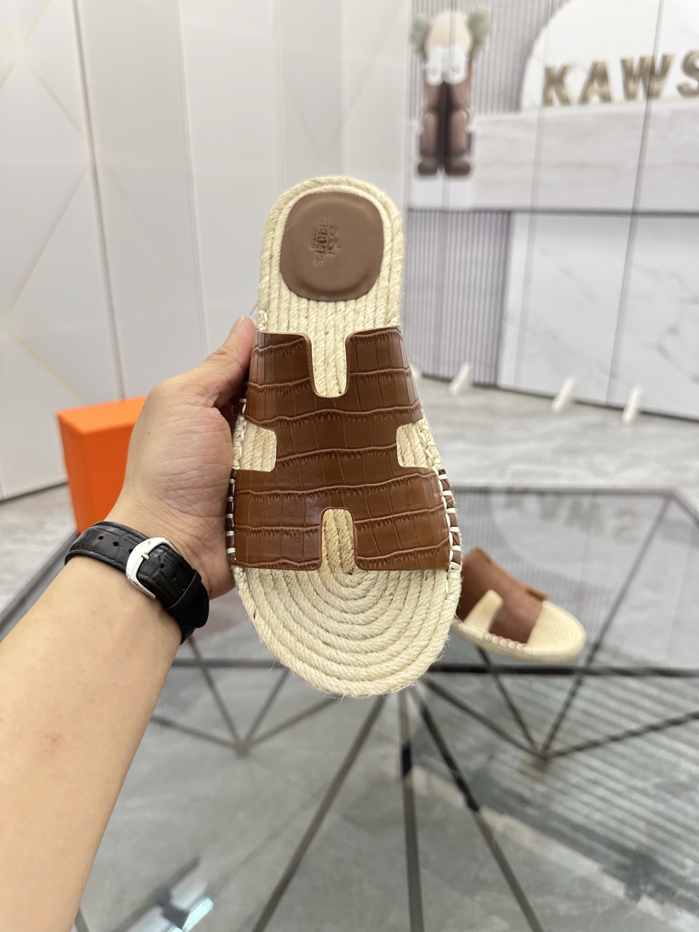 Precio: P140 Marca: Hermes* zapatillas Talla: 38-44(37.45.46.47) Material: Parte superior de piel de