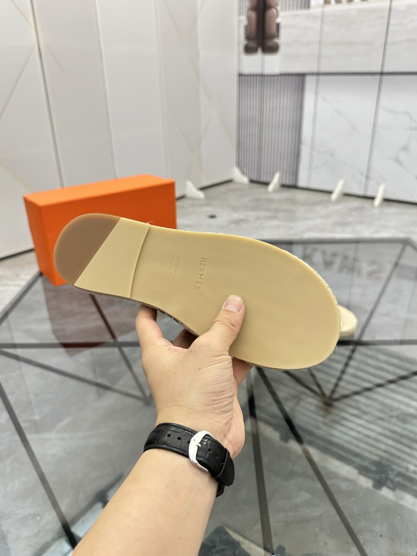 Precio: P140 Marca: Hermes* zapatillas Talla: 38-44(37.45.46.47) Material: Parte superior de piel de