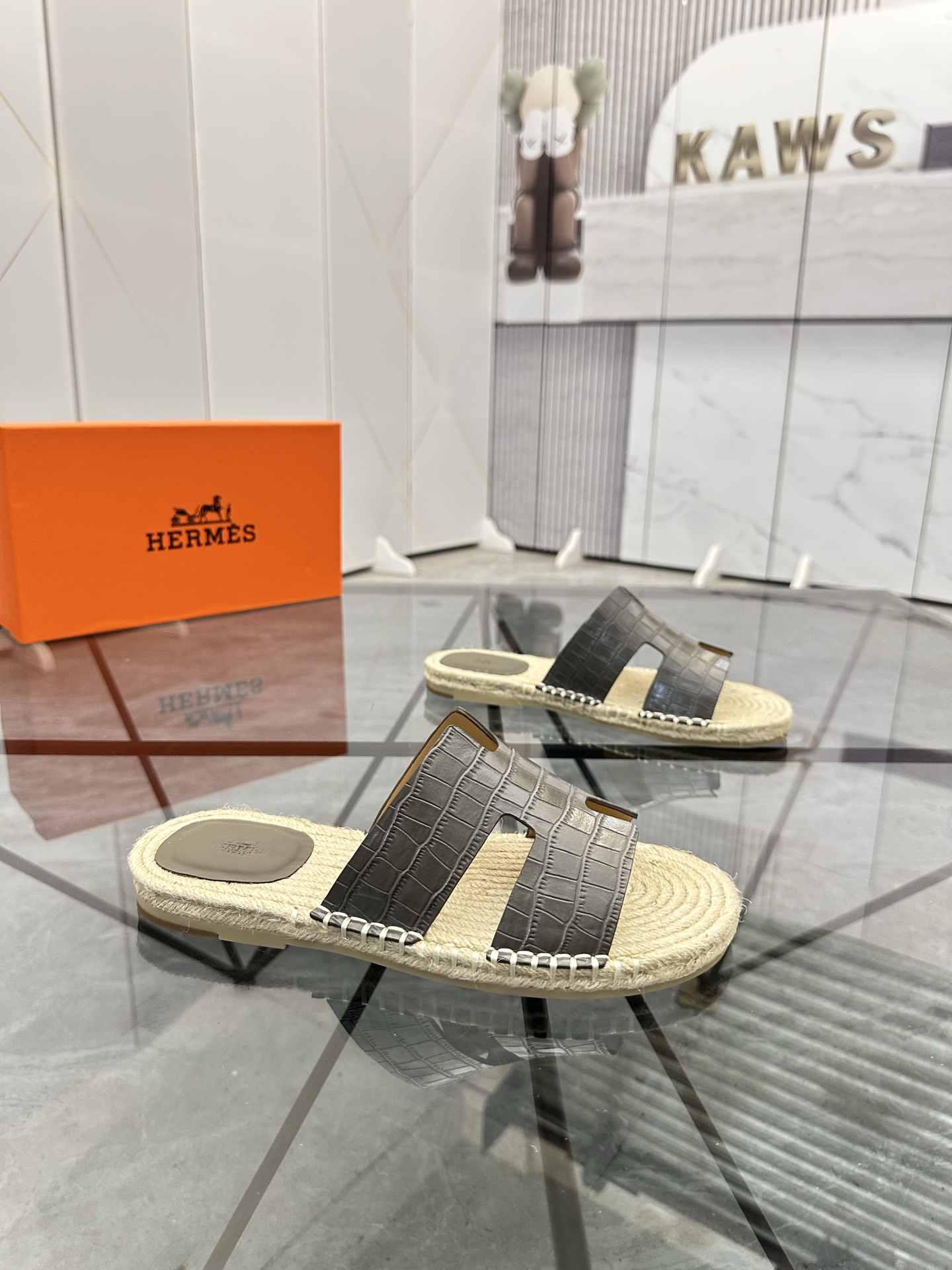Precio: P140 Marca: Hermes* zapatillas Talla: 38-44(37.45.46.47) Material: Parte superior de piel de