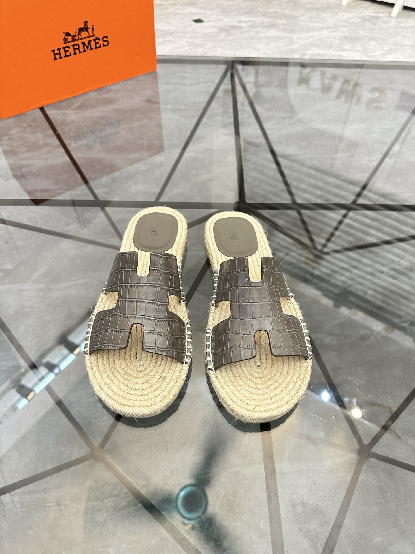 Precio: P140 Marca: Hermes* zapatillas Talla: 38-44(37.45.46.47) Material: Parte superior de piel de