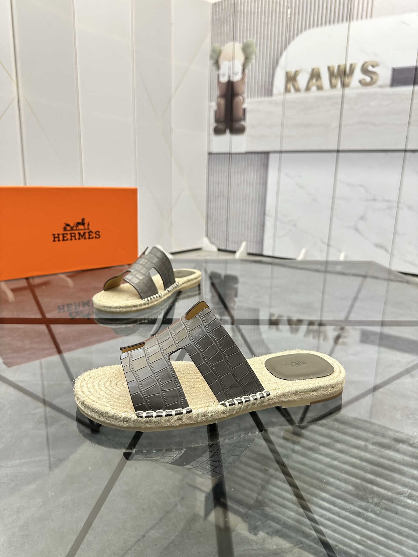 Precio: P140 Marca: Hermes* zapatillas Talla: 38-44(37.45.46.47) Material: Parte superior de piel de