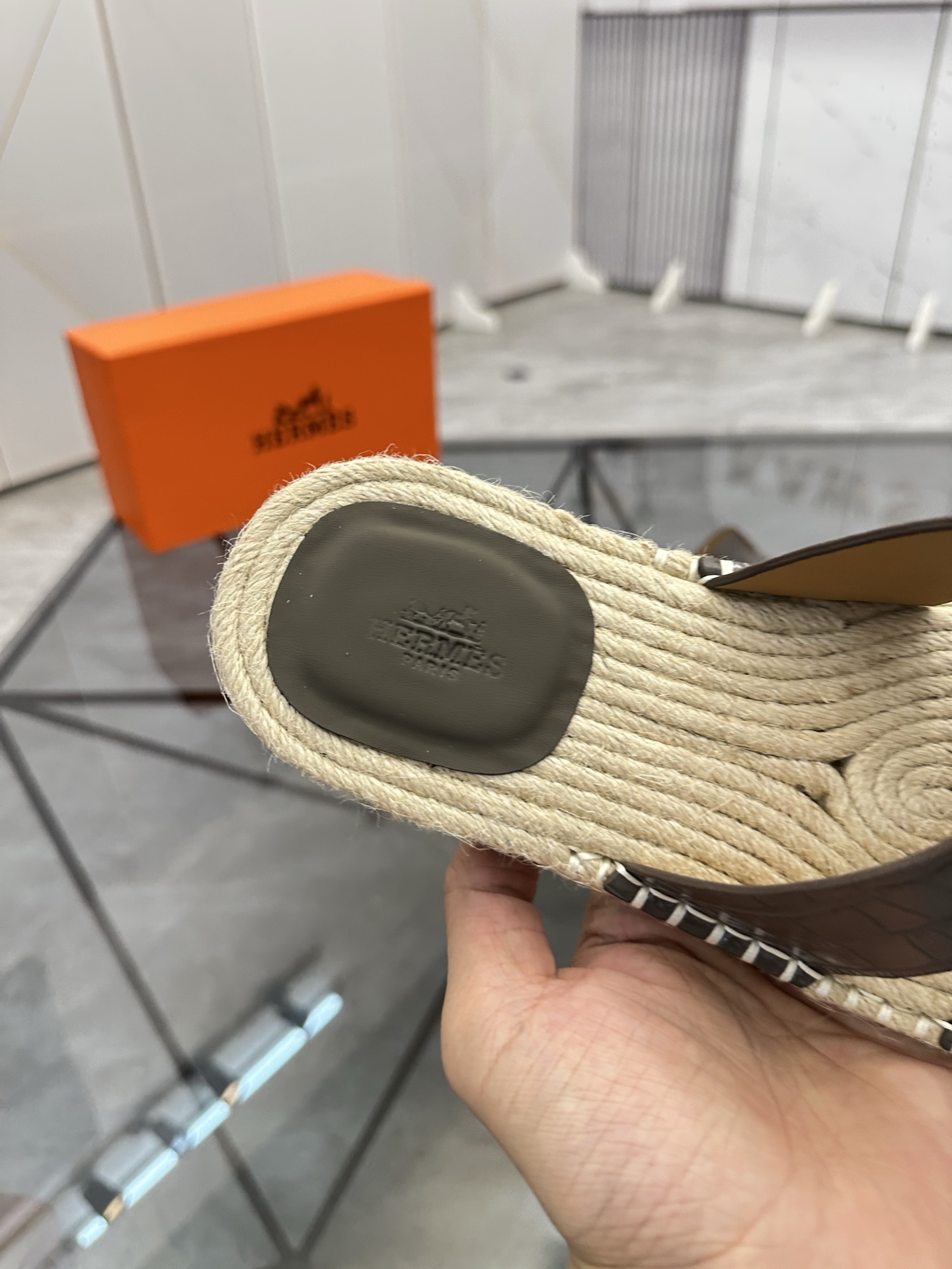 Precio: P140 Marca: Hermes* zapatillas Talla: 38-44(37.45.46.47) Material: Parte superior de piel de