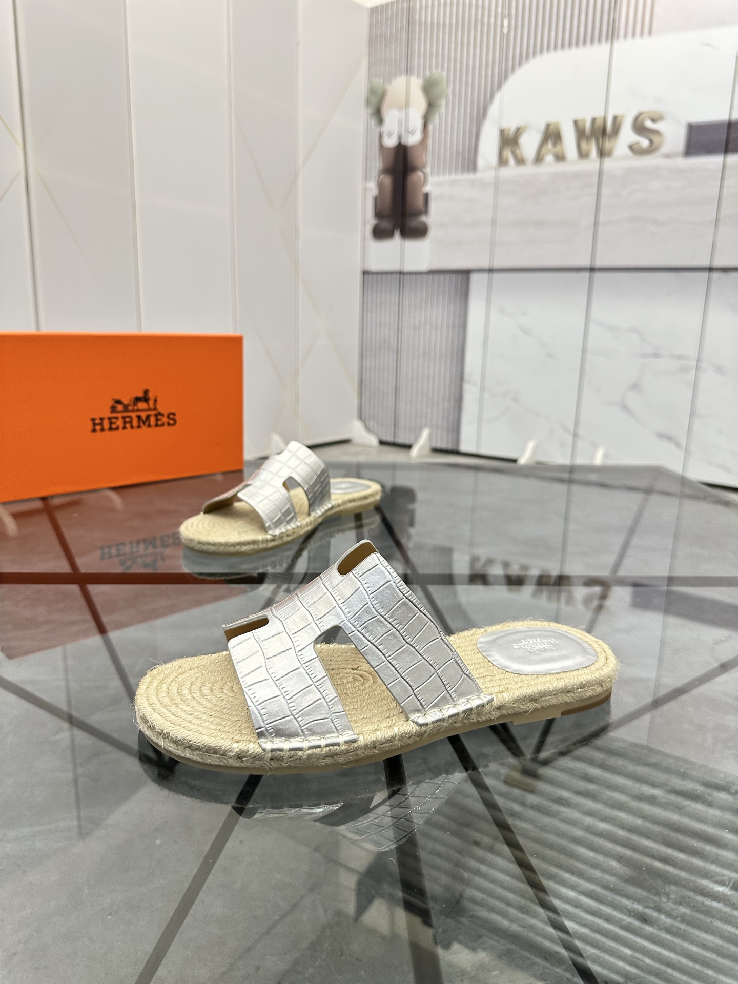 Precio: P140 Marca: Hermes* zapatillas Talla: 38-44(37.45.46.47) Material: Parte superior de piel de