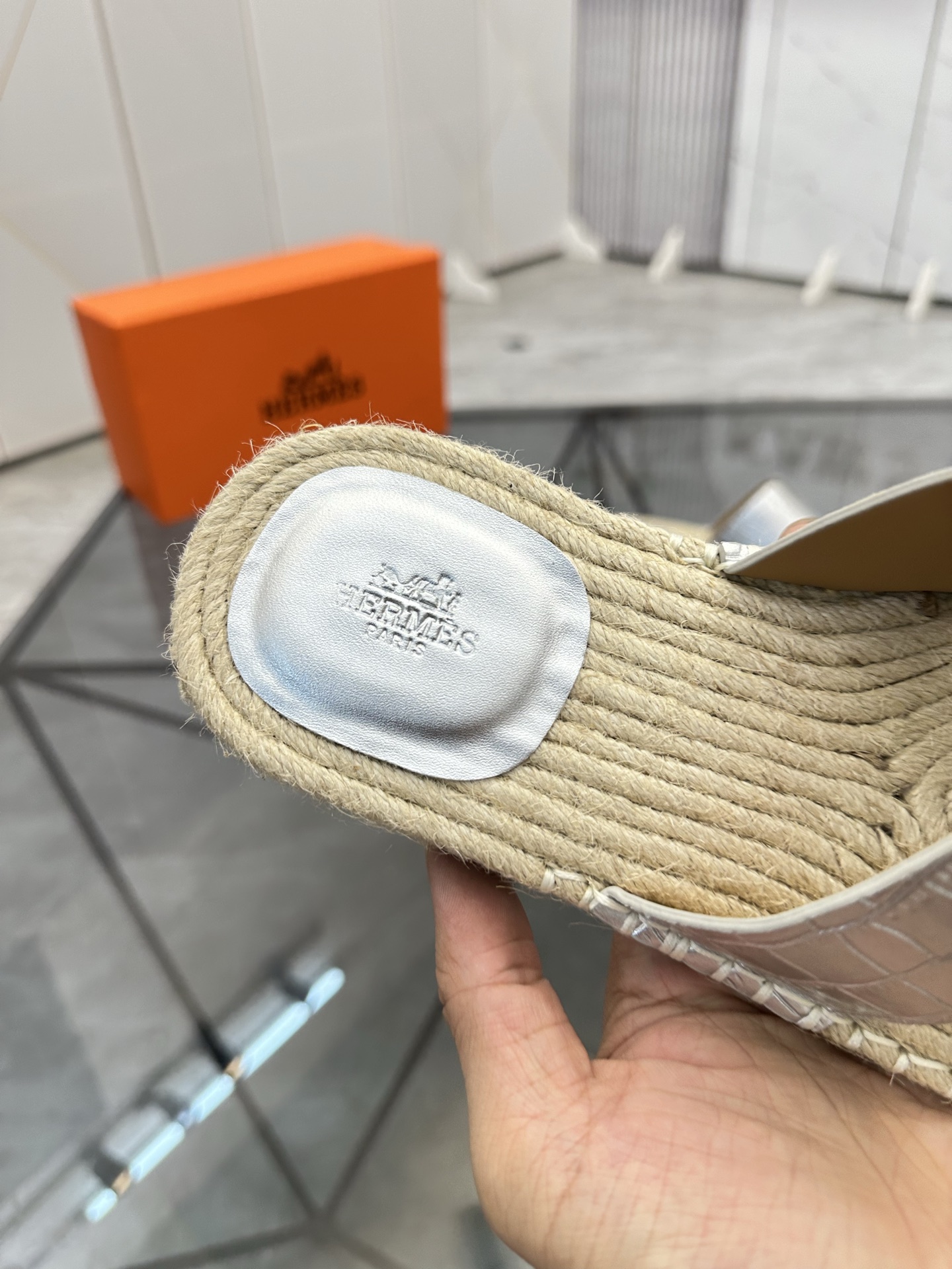 Precio: P140 Marca: Hermes* zapatillas Talla: 38-44(37.45.46.47) Material: Parte superior de piel de