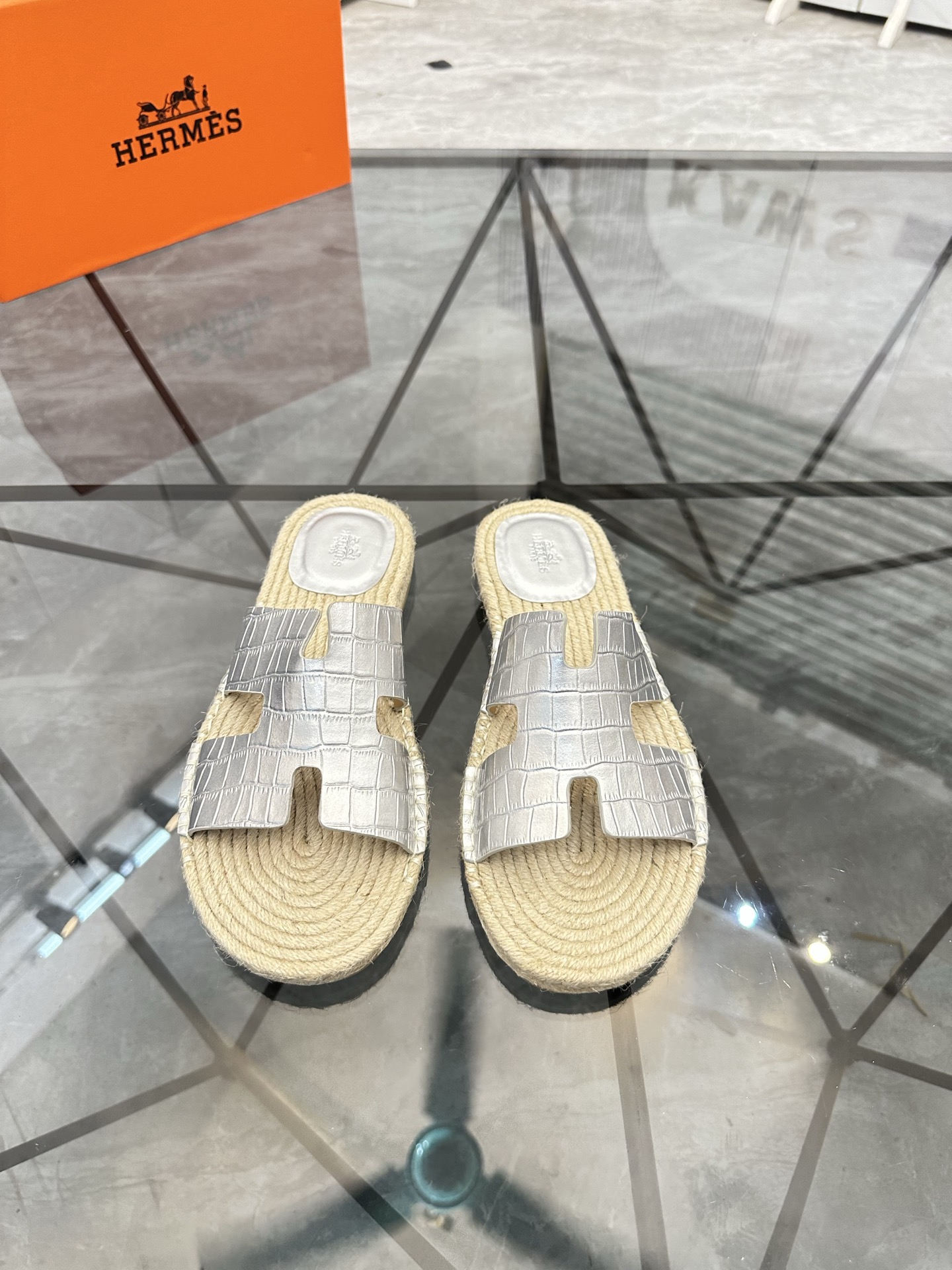 Precio: P140 Marca: Hermes* zapatillas Talla: 38-44(37.45.46.47) Material: Parte superior de piel de