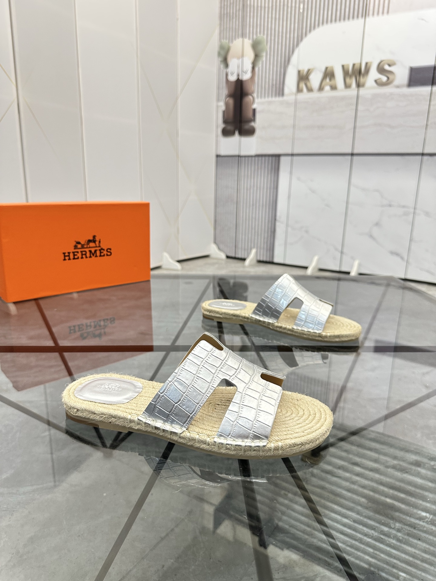 Precio: P140 Marca: Hermes* zapatillas Talla: 38-44(37.45.46.47) Material: Parte superior de piel de