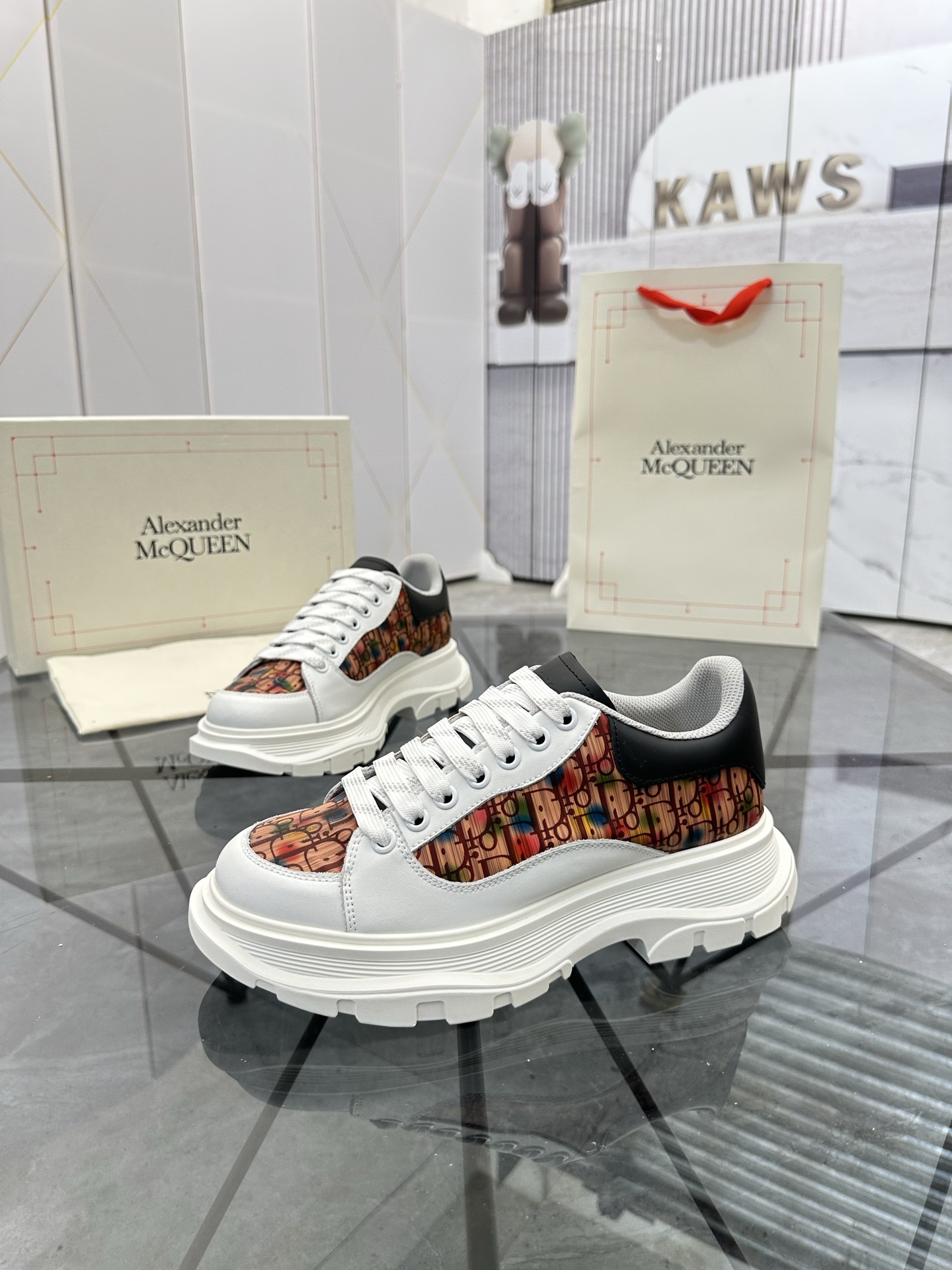 NO:357205,Price: Top quality Full set of packaging Product trademark McQuee*