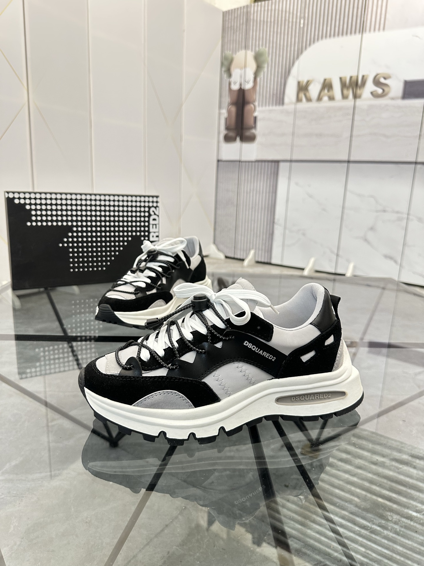 NO:355945,Price: Product trademark Dsquard 