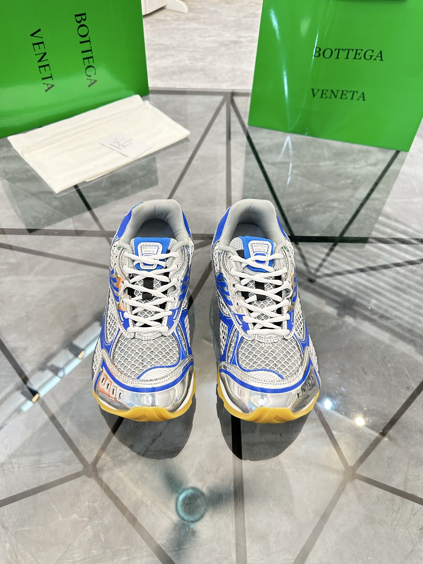 NO:350564,: (top version) BV Orbit sneakers Wang Yibo Same style couple dad shoes Runner sneakers, using lightweight technology mesh fabric. Matched with geometric pattern design rubber outsole Wangfang series High-version Observe the bag technology The actual height increases a lot, it still makes the legs look thinner very nice, playable and fabricated, benchmarking and matching version The bag shoe technology Observe the bag shoe technology Outsole The outsole uses color-blocking TPU outsole for women 35 36 37 38 39 40 41 (40 41 customization) Men's 38 39 40 41 42 43 44 45. (38 45.46 customization) Number H345,,bottega veneta,sneakers19860909:（顶级版本） BV Orbit运动鞋 王一博 同款 情侣款老爹鞋 Runner运动鞋,采用轻质科技网布面料. 搭配几何图案设计橡胶外底 王炸系列 高版本 认准套包工艺  实际增高很多哦,还是一样显腿细 非常nice 耐玩耐造 对标对版 套包鞋工艺 认准高版本  大底选用拼色TPU大底 女款 35 36 37 38 39 40 41（40 41定制） 男款 38 39 40 41 42 43 44 45.(38 45.46码定制)编号H345,,bottega veneta,sneakers,Men's shoes