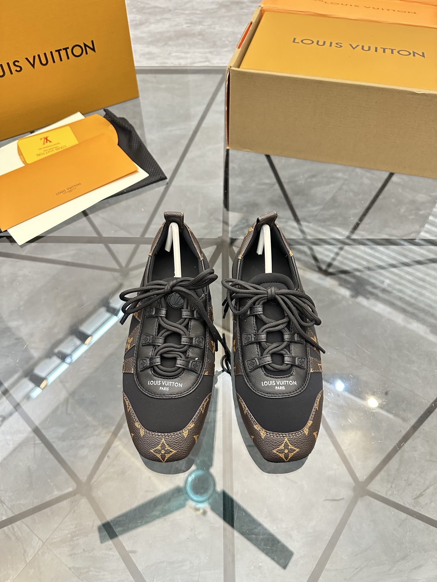 NO:756352,Price: Top quality, with airplane box. Product trademark: LV* 'Louis Vuitton*' low-top casual shoes. Regular size: 35-39 (can be customized to 40) women's model. Product material: imported cowhide leather upper with nubuck leather counter original material, breathable lining, original outsole. No. B298, louis vuitton, louis vuitton, cowhide19860909售 价:  顶级品质 配飞机盒 商品商标 LV*「路易威登*」低帮休闲鞋 正码码数:35-39(可订做40)女款 商品材料 鞋面进口牛皮拼接磨砂皮专柜原版材料,透气内里,原版大底. 编号B298,,louis vuitton,louis vuitton,cowhide,Men's shoes