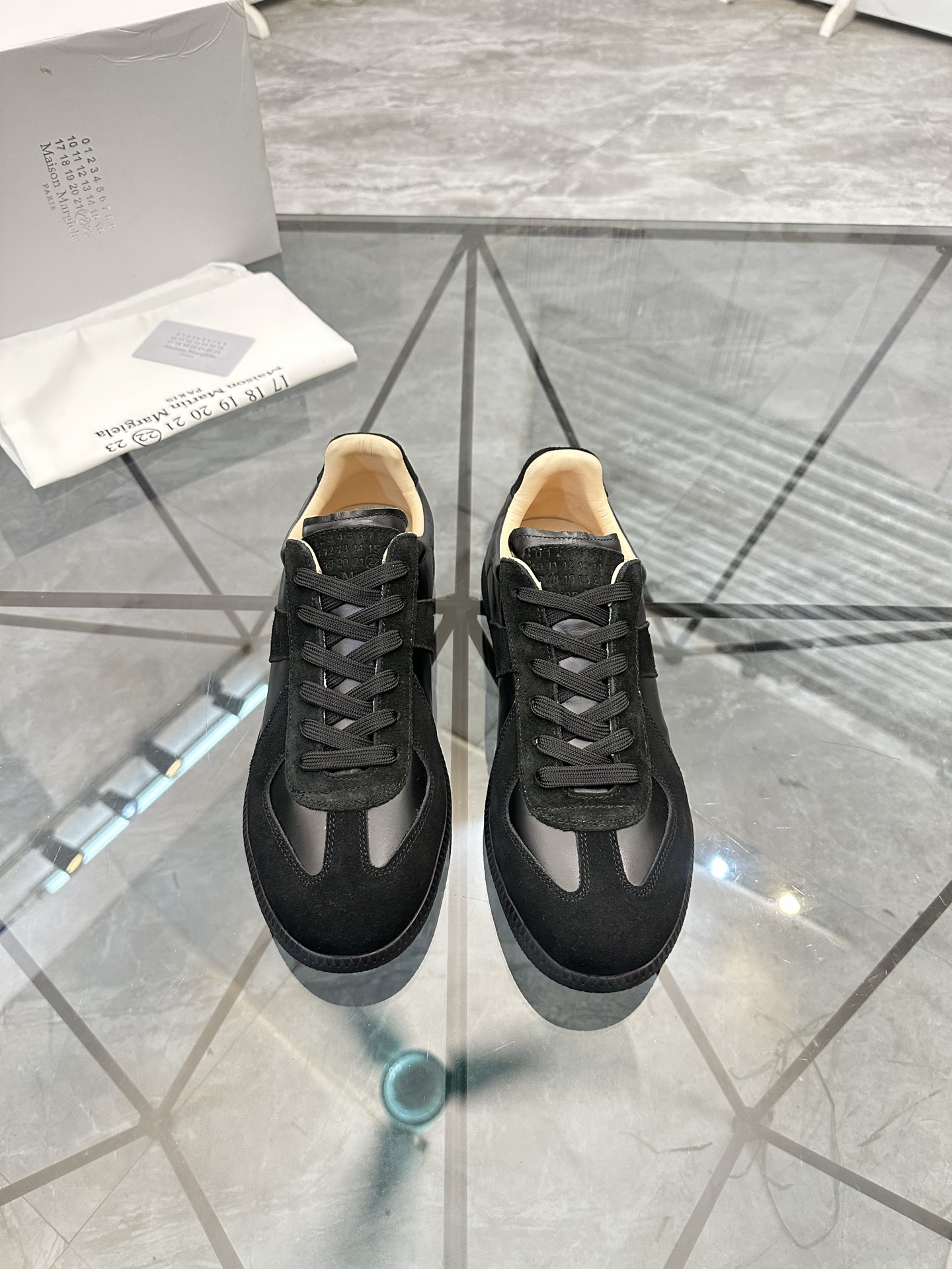 NO:574972,Price: Product trademark *'Masion Margiela*' low-top casual moral training shoes. Regular size: 38-45 (can be customized to 46) Product material upper imported cowhide spliced ​​nubuck leather, sheepskin lining, original outsole. No. 256, masion margiela,cowhide,sheepskin19860909售 价:  商品商标 *「梅森马吉拉*」低帮休闲德训鞋 正码码数:38-45(可订做46) 商品材料鞋面进口牛皮拼接磨砂皮,羊皮内里,原版大底. 编 号256,,masion margiela,cowhide,sheepskin,Men's shoes