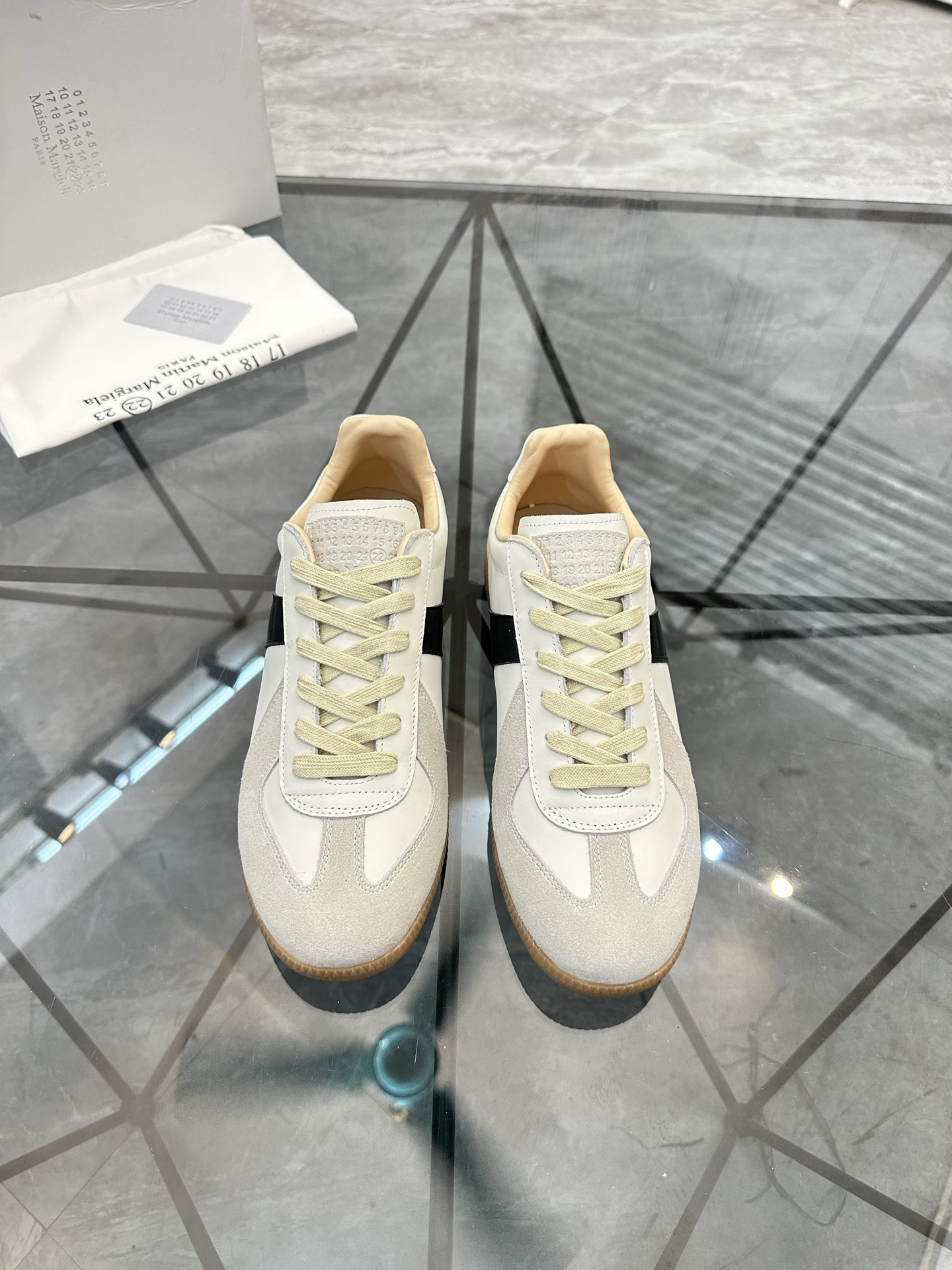 NO:574977,Price: Product trademark *'Masion Margiela*' low-top casual moral training shoes. Regular size: 35-45 (can be customized to 46) couple model. Product material upper imported cowhide spliced ​​nubuck leather, sheepskin lining, original outsole. No. 256, masion margiela,cowhide,sheepskin19860909售 价:  商品商标 *「梅森马吉拉*」低帮休闲德训鞋 正码码数:35-45(可订做46)情侣款 商品材料鞋面进口牛皮拼接磨砂皮,羊皮内里,原版大底. 编 号256,,masion margiela,cowhide,sheepskin,Men's shoes
