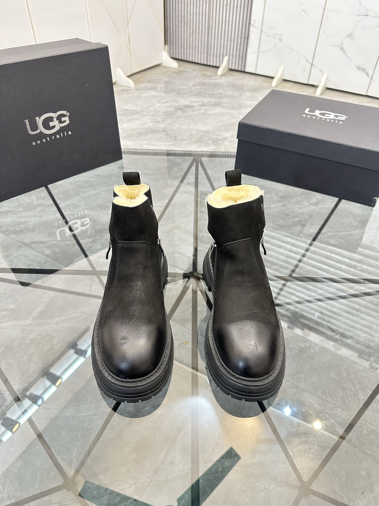 NO:605064,Price: Top quality product trademark UGG* 'UGG*' high-top boots. Regular size: 39-45 (can be customized at 38.46) Product material upper imported first-layer cowhide, genuine wool lining imported from Australia, original outsole. No. B008, boots, cowhide19860909售 价:  顶级品质 商品商标UGG*「UGG*」高帮靴子 正码码数: 39-45(可订做38.46) 商品材料鞋面进口头层牛皮,澳洲进口真羊毛内里,原版大底. 编 号B008,,boots,cowhide,Men's shoes