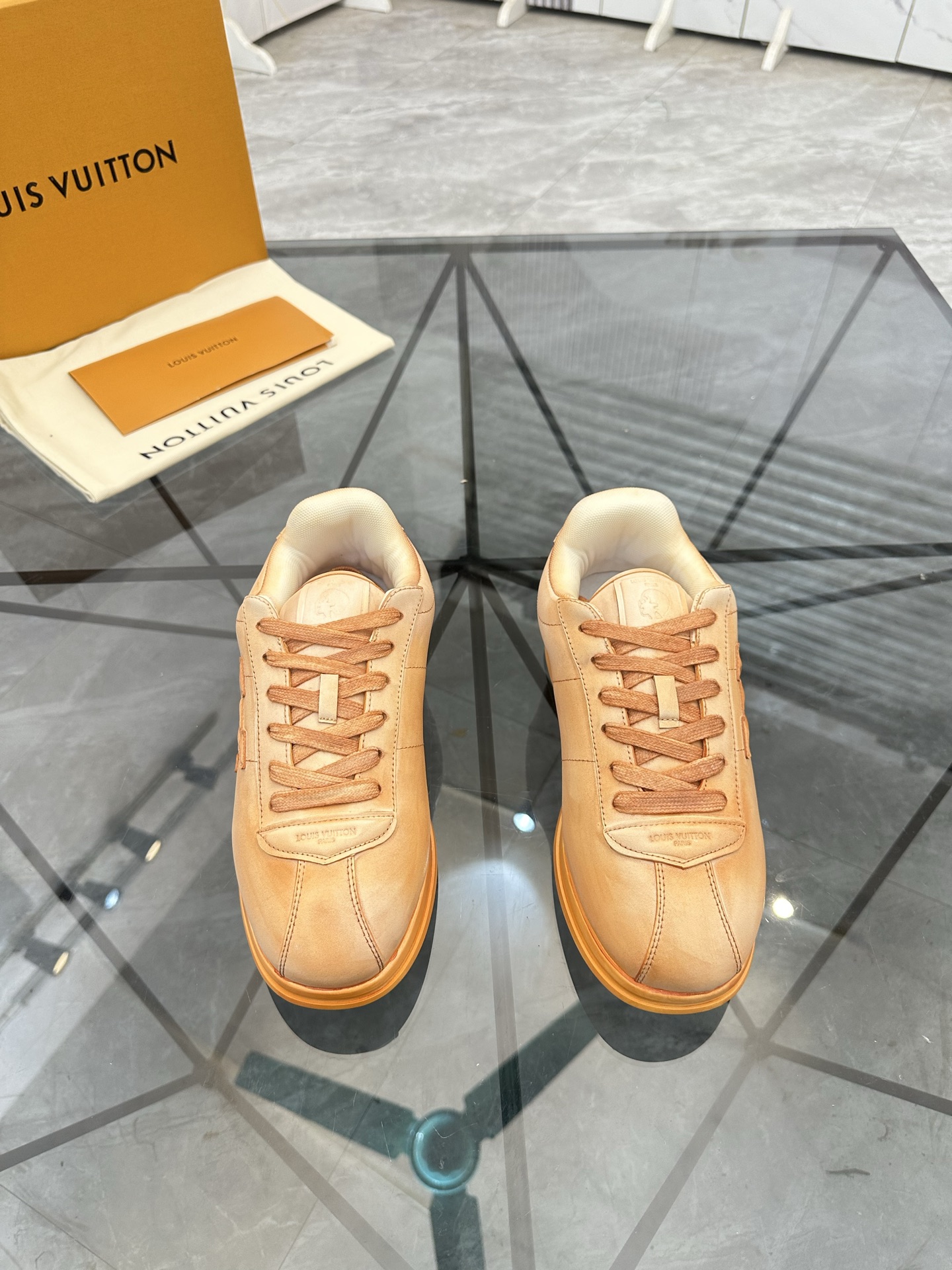 NO:621441,Price: High-end top quality product trademark LV * 'Louis Vuitton*' low-top casual shoes. Regular size: 39-45 (can be customized to 46). Product material upper imported first-layer cowhide, professional color-changing process, breathable lining, original outsole. No. 6225, louis vuitton, louis vuitton, cowhide19860909售 价: 高端顶级品质 商品商标 LV *「路易威登*」低帮休闲鞋 正码码数:39-45(可订做46) 商品材料鞋面进口头层牛皮,专业改色工艺,透气内里,原版大底. 编 号6225,,louis vuitton,louis vuitton,cowhide,Men's shoes