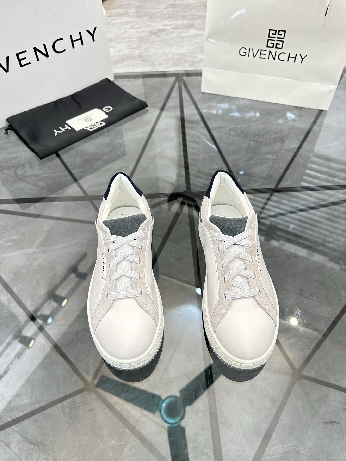NO:621443,Price: Top quality product trademark Givenchy* 'Givenchy*' low-cut casual shoes. Regular size: 39-45 (can be customized to 38.46) Product material upper imported first-layer cowhide, breathable lining, original outsole. Number B,,givenchy,givenchy,cowhide19860909售 价:  顶级品质 商品商标Givench*「纪梵希*」低帮休闲鞋 正码码数: 39-45(可订做38.46) 商品材料鞋面进口头层牛皮,透气内里,原版大底. 编 号B,,givenchy,givenchy,cowhide,Men's shoes