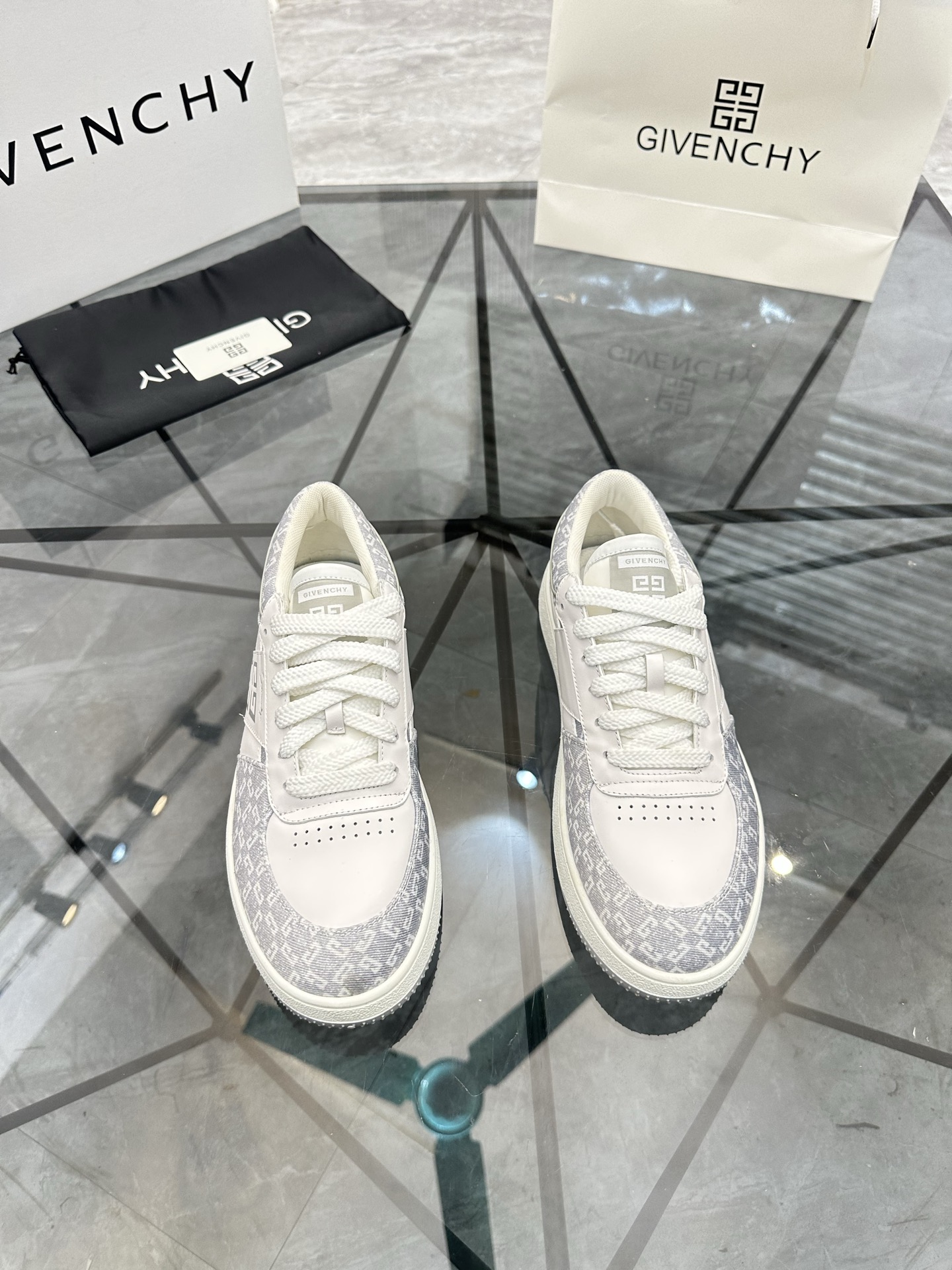 NO:621445,Price: Top quality product trademark Givenchy* 'Givenchy*' low-top casual shoes. Regular size: 39-45 (can be customized to 38.46) Product material upper imported first-layer cowhide, breathable lining, original outsole. No. B300,,givenchy,givenchy,cowhide19860909售 价:  顶级品质 商品商标Givench*「纪梵希*」低帮休闲鞋 正码码数: 39-45(可订做38.46) 商品材料鞋面进口头层牛皮,透气内里,原版大底. 编 号B300,,givenchy,givenchy,cowhide,Men's shoes