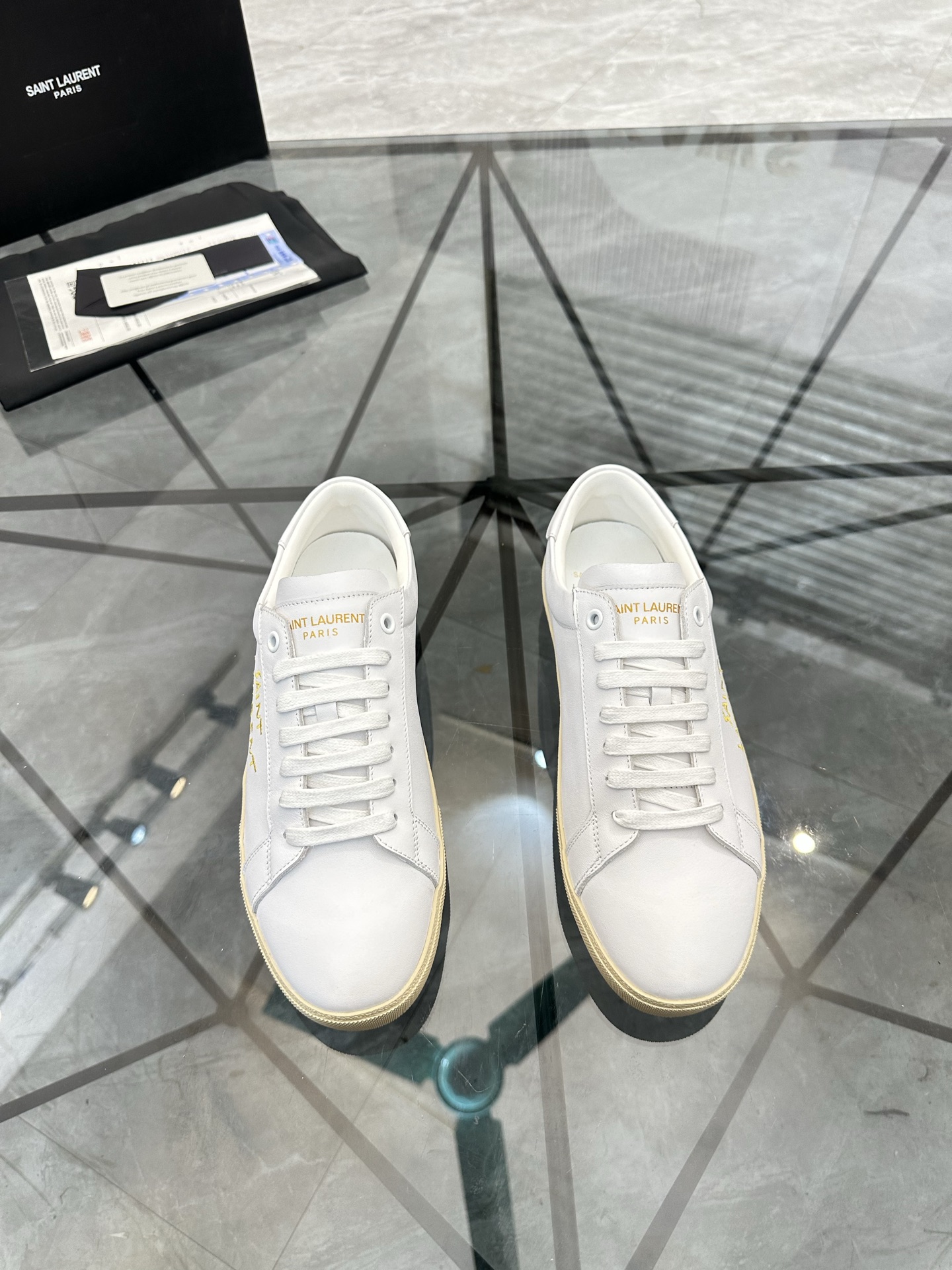 NO:621447,Price: High-end top quality product trademark SAINT LAURENT *'Saint Laurent*' low-top casual shoes Regular size: 35-45 (can be customized as 40.41 for women, 46 for men) Couple style Product material upper imported first-layer cowhide, sheepskin lining, original outsole. No. 128, saint laurent, saint laurent, cowhide, sheepskin19860909售 价: 高端顶级品质 商品商标 SAINT LAURENT *「圣罗兰*」低帮休闲鞋 正码码数:35-45(可订做女40.41,男46)情侣款 商品材料鞋面进口头层牛皮,羊皮内里,原版大底. 编 号128,,saint laurent,saint laurent,cowhide,sheepskin,Men's shoes