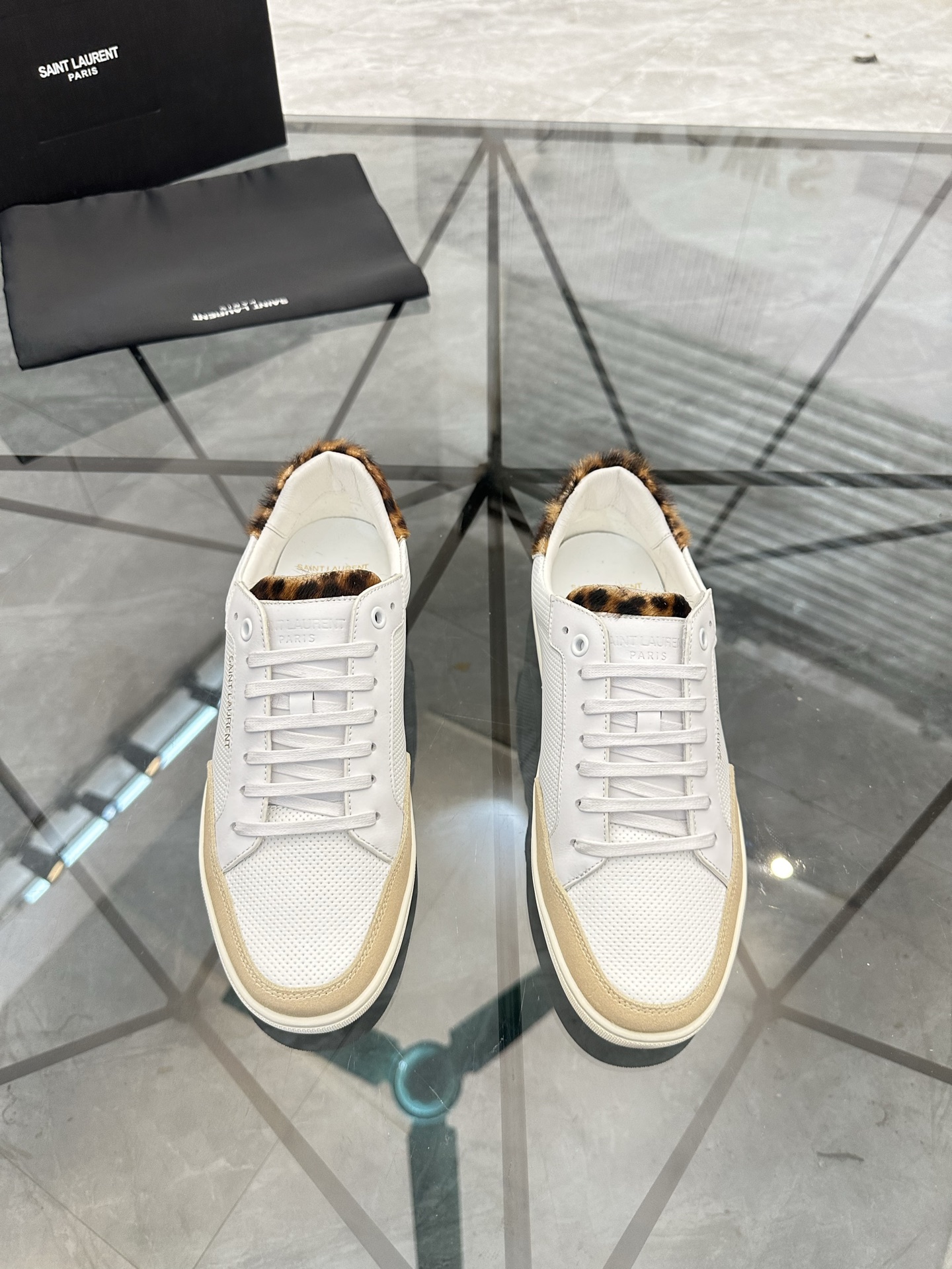 NO:640049,Price: High-end quality product trademark SAINT LAURENT *'Saint Laurent*' low-top casual shoes. Regular size: 38-45 (can be customized to 46) Product material upper imported first-layer cowhide, cowhide lining, original outsole. No. 128, saint laurent, saint laurent, cowhide19860909售 价: 高端品质 商品商标 SAINT LAURENT *「圣罗兰*」低帮休闲鞋 正码码数:38-45(可订做46) 商品材料鞋面进口头层牛皮,牛皮内里,原版大底. 编 号128,,saint laurent,saint laurent,cowhide,Men's shoes
