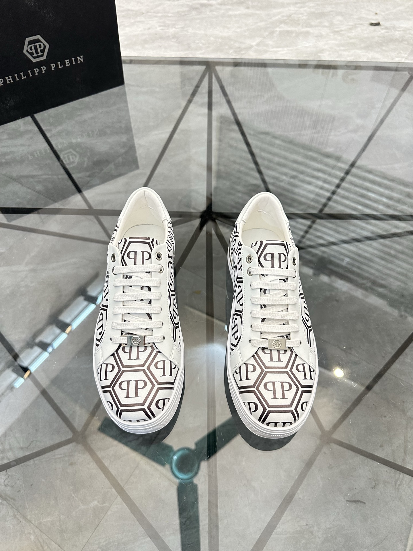 NO:640055,Price: Product trademark: PP* 'Philip Plein*' low-cut casual shoes. Regular size: 38-44. (45 customized) Product material upper imported cowhide, sheepskin lining, original outsole. No. 002, PHILIPP PLEIN, cowhide, sheepskin19860909售 价:  商品商标:PP*「菲利普普莱*」低帮休闲鞋 正码码数:38-44.(45订做) 商品材料鞋面进口牛皮,羊皮内里,原版大底. 编 号002,,PHILIPP PLEIN,cowhide,sheepskin,Men's shoes
