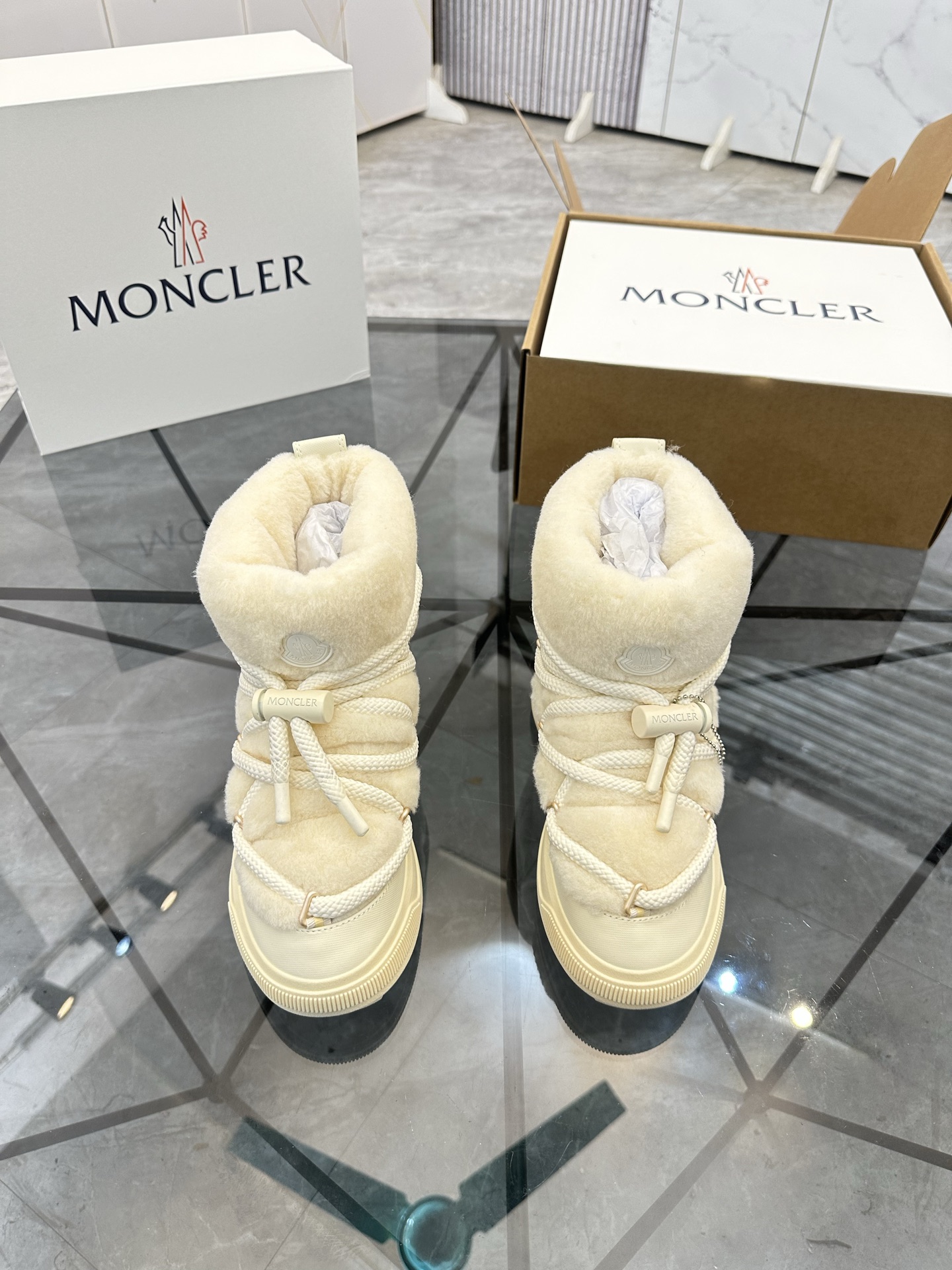 NO:640038,Price: Top quality product trademark UGG* 'UGG*' high-top boots. Regular size: 35-45 (can be customized to 46). Product material upper imported from Australia, real wool lining imported from Australia, original outsole. No. H345, boots19860909售 价:  顶级品质 商品商标UGG*「UGG*」高帮靴子 正码码数: 35-45(可订做46) 商品材料鞋面进口澳洲羊毛,澳洲进口真羊毛内里,原版大底. 编 号H345,,boots,Men's shoes